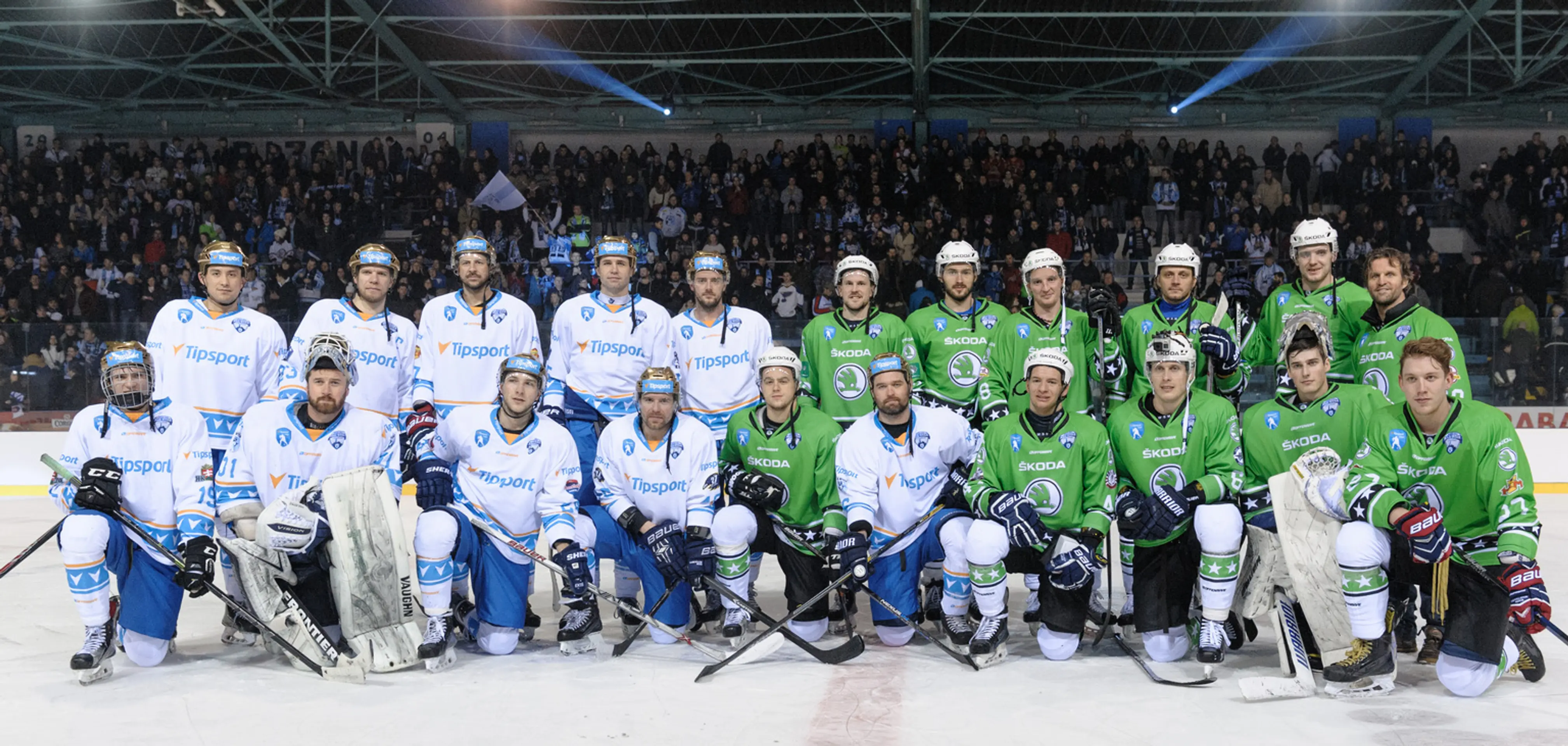 Hráči z tímu Róberta Petrovického (Škoda - v zelenom) a hráči z tímu Ľuboša Bartečka (Tipsport) pózujú vo finálovom zápase hviez