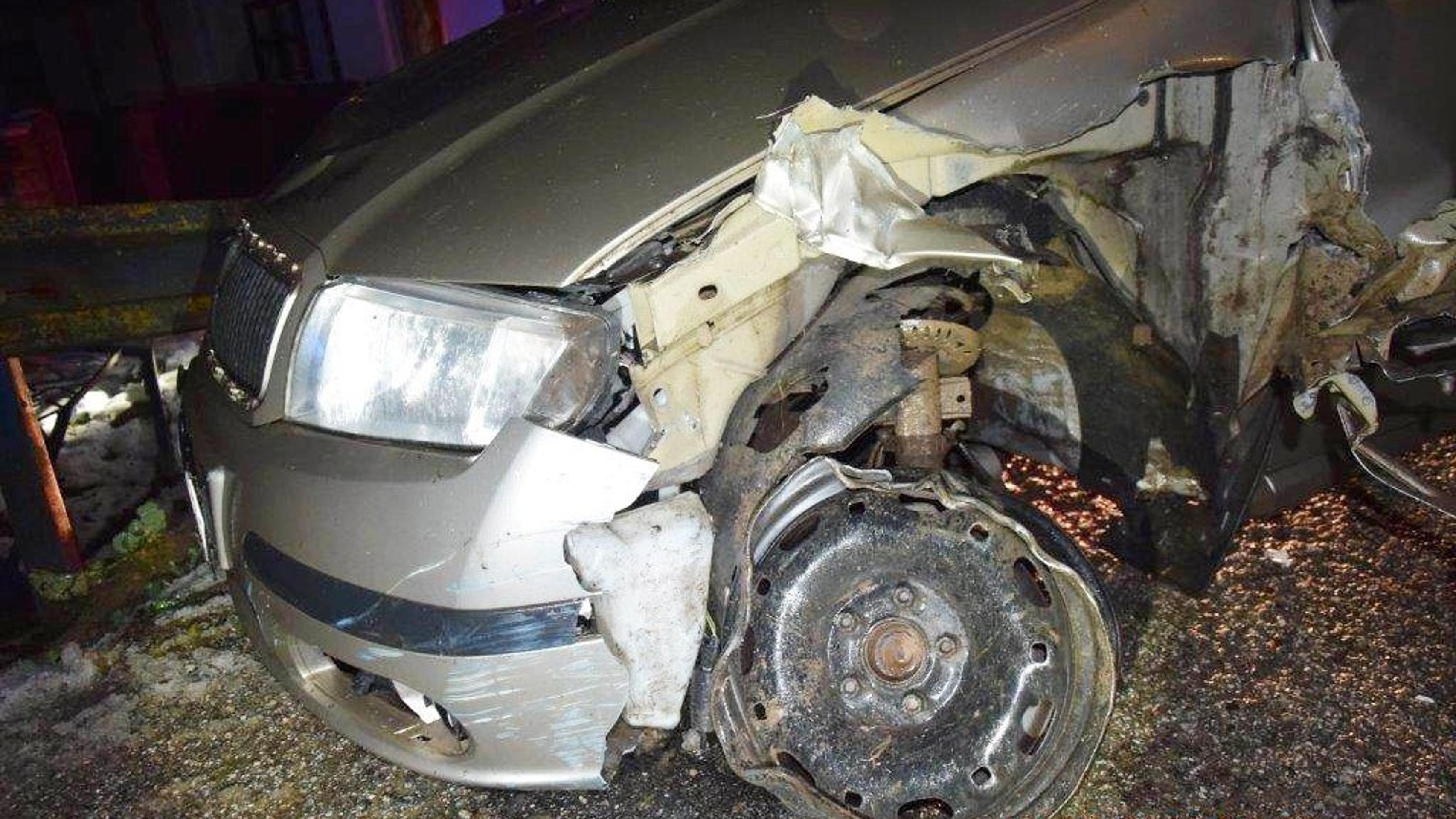 Vodič pri prejazde mostného nadjazdu nezvládol vedenie vozidla