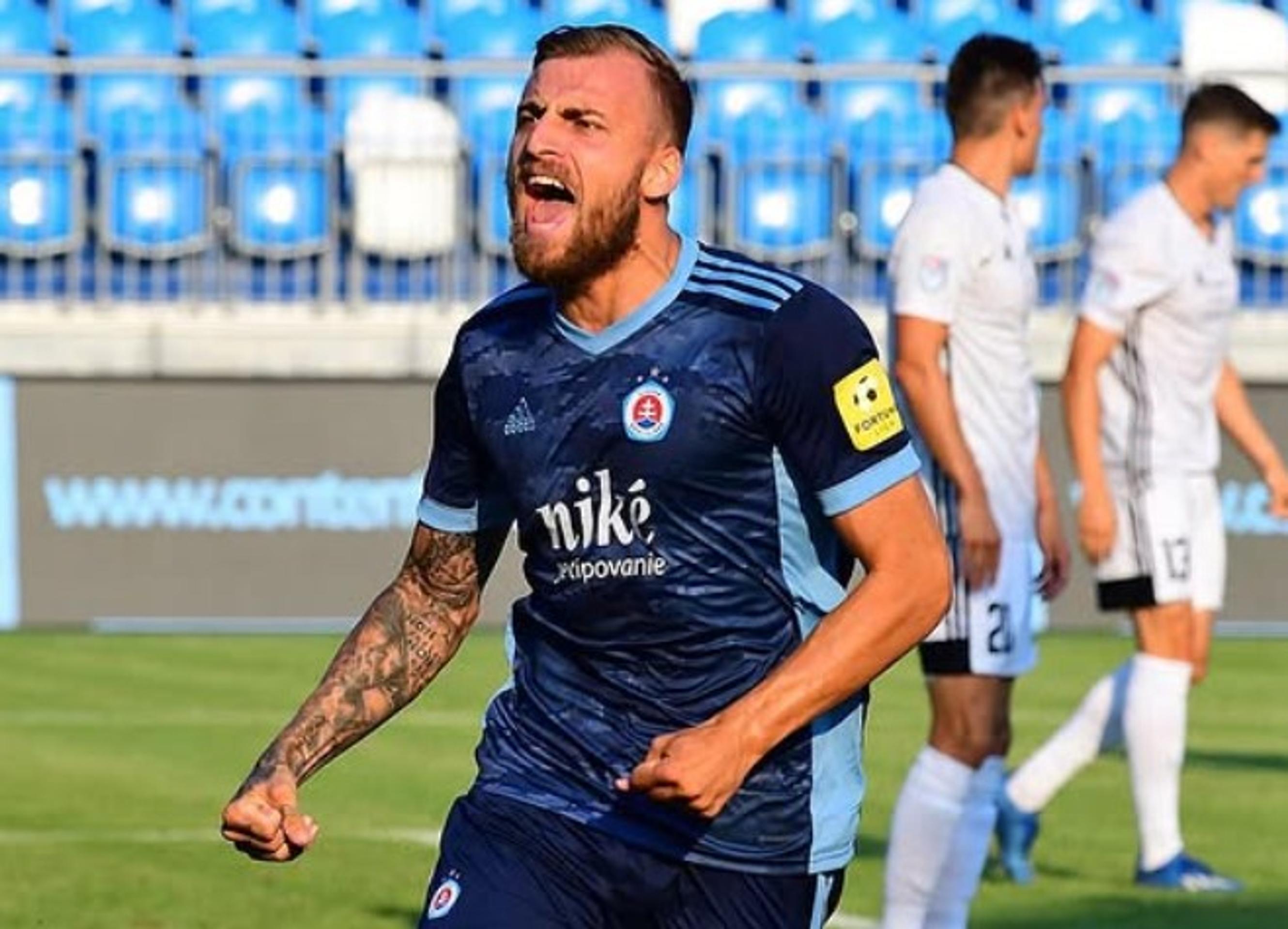 Žan Medved v drese Slovana