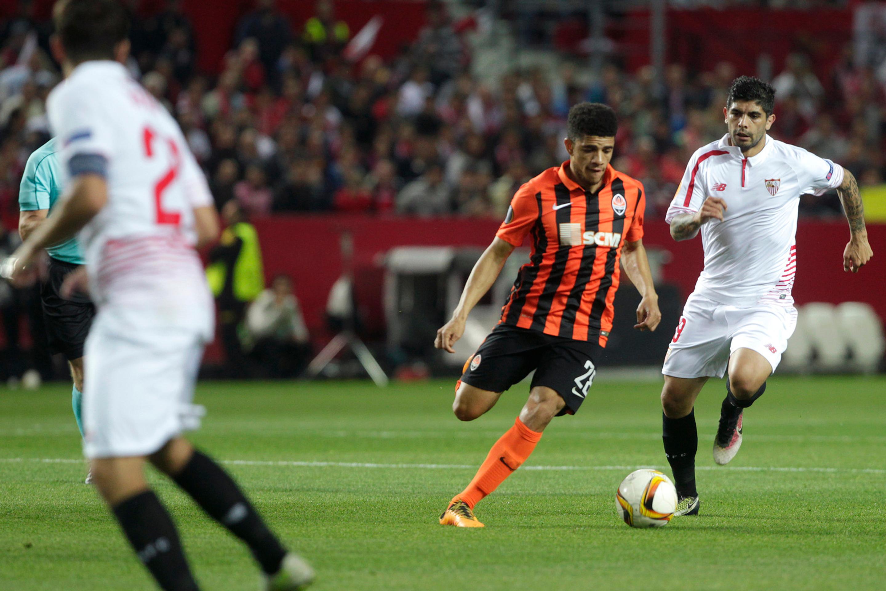 Éver Banega (napravo) zo Sevilly a Taison zo Šachtaru Doneck v súboji o loptu vo vzájomnom dueli EL.