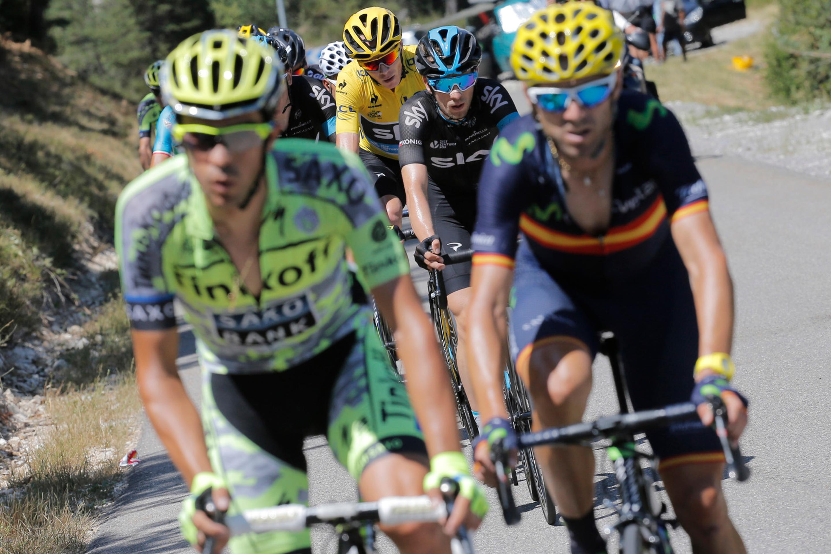  strede v pozadí nositeľ žltého dresu lídra pretekov Brit Chris Froome (Sky) za Španielomi Albertom Contadorom (Tinkoff Saxo) a 