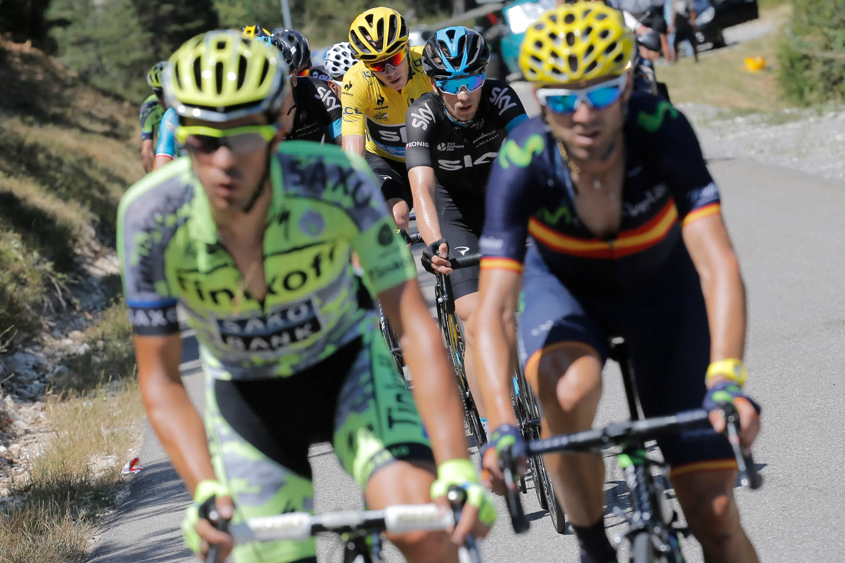  strede v pozadí nositeľ žltého dresu lídra pretekov Brit Chris Froome (Sky) za Španielomi Albertom Contadorom (Tinkoff Saxo) a 