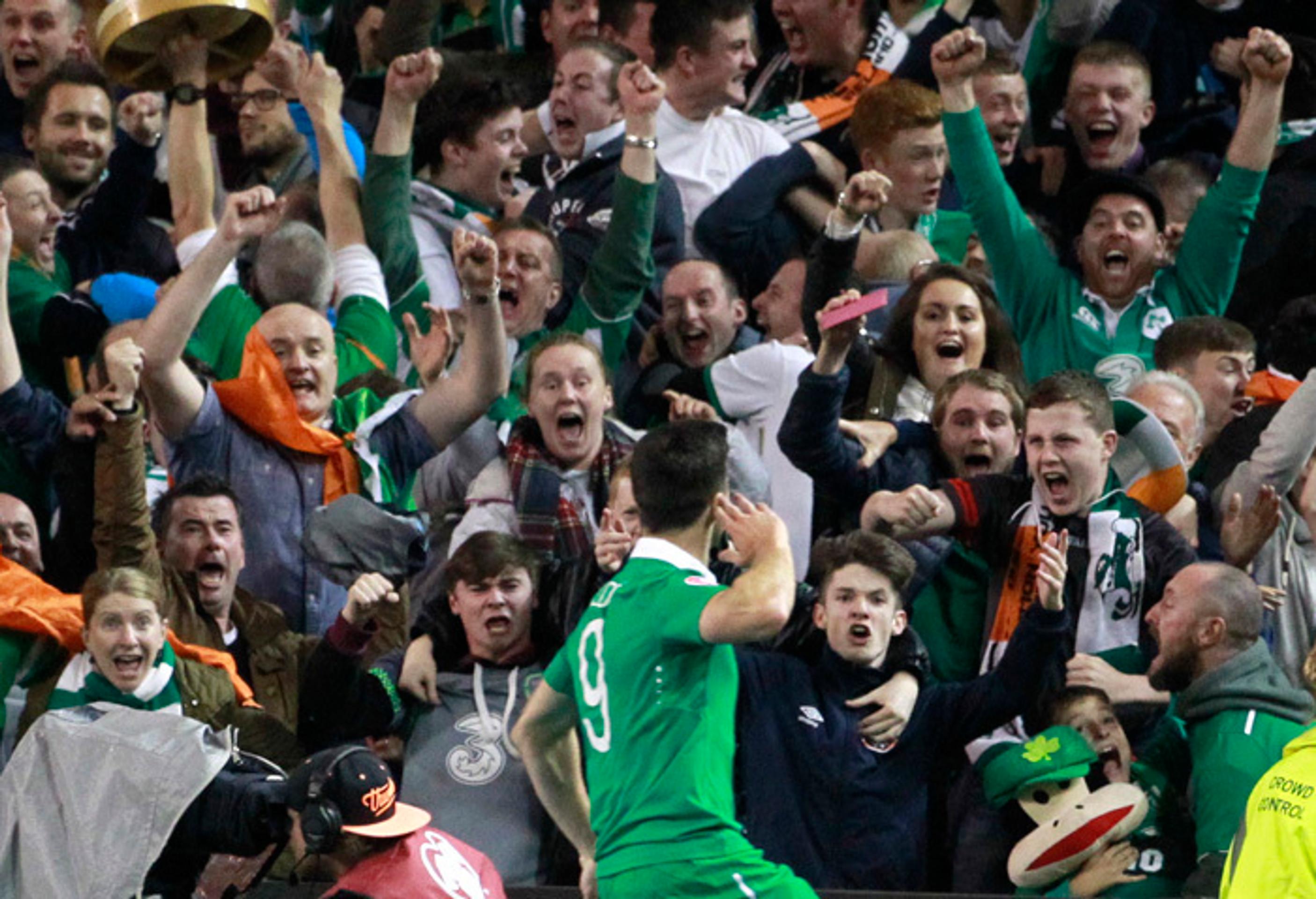 Severoírsky futbalista Shane Long sa teší s fanúšikmi po tom, ako strelil gól v kvalifikácii ME.