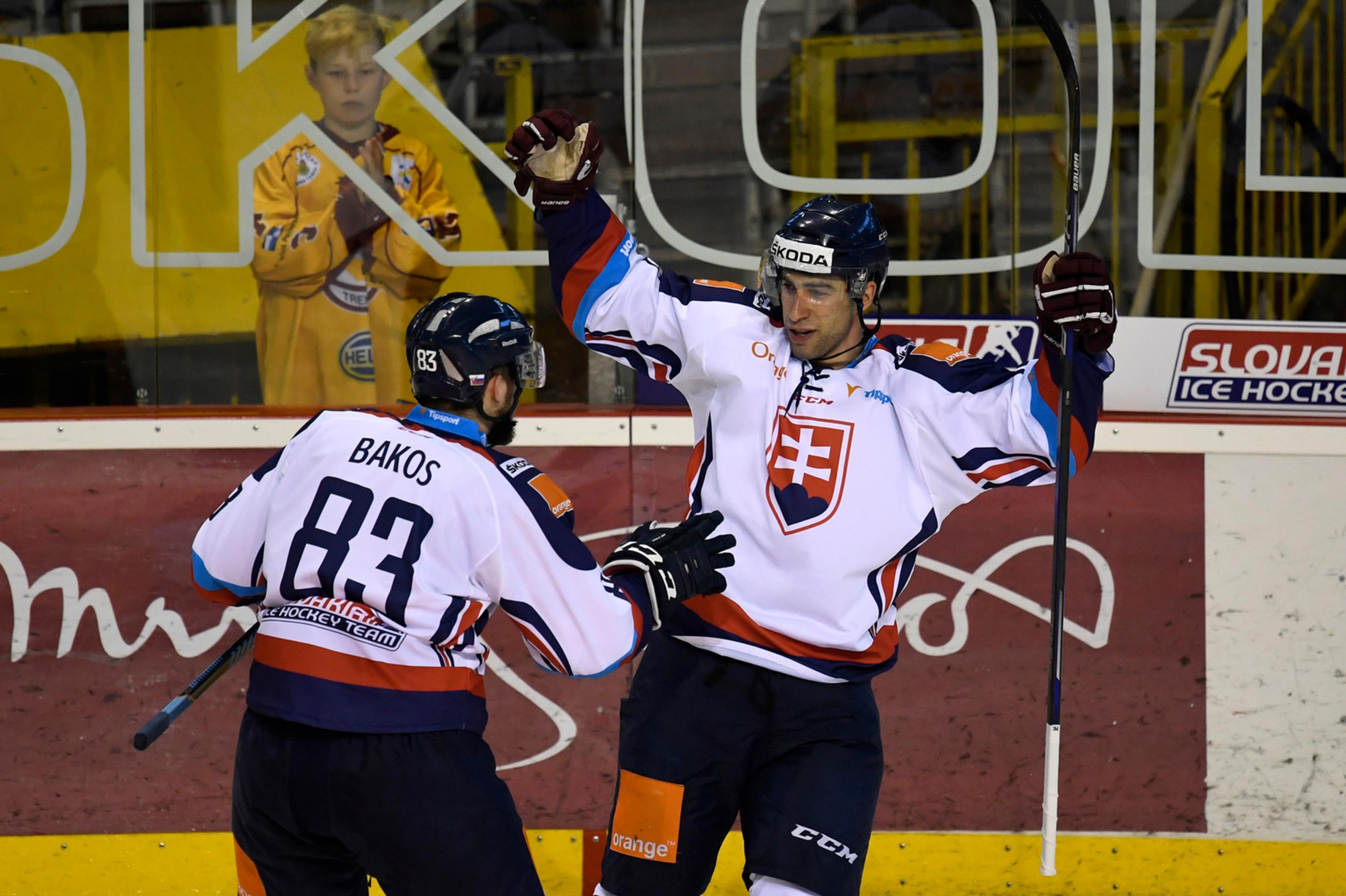Andrej Kudrna (vpravo) sa teší z gólu so spoluhráčom z reprezentácie Marekom Bakošom.