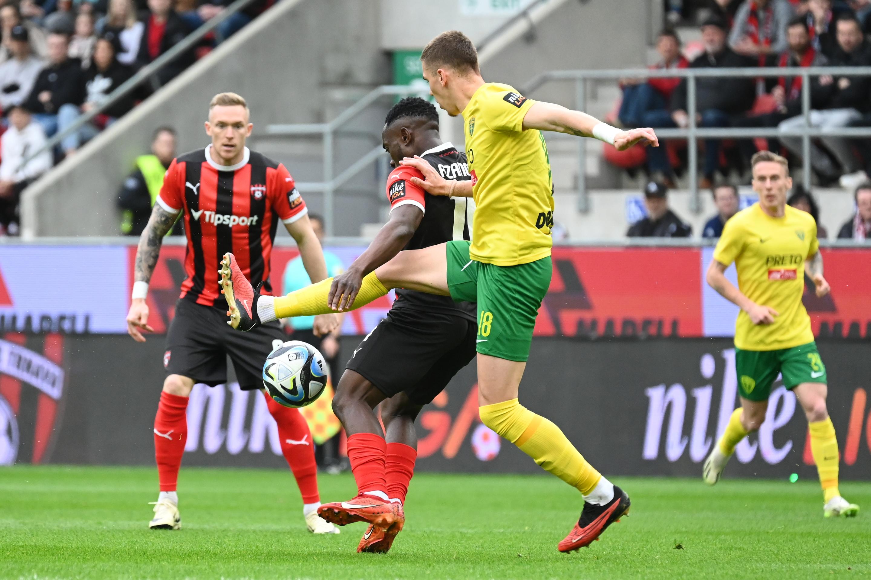 Na snímke zľava hráči Trnavy Roman Procházka, Philip Azango a hráč Žiliny Andrej Stojchevski.