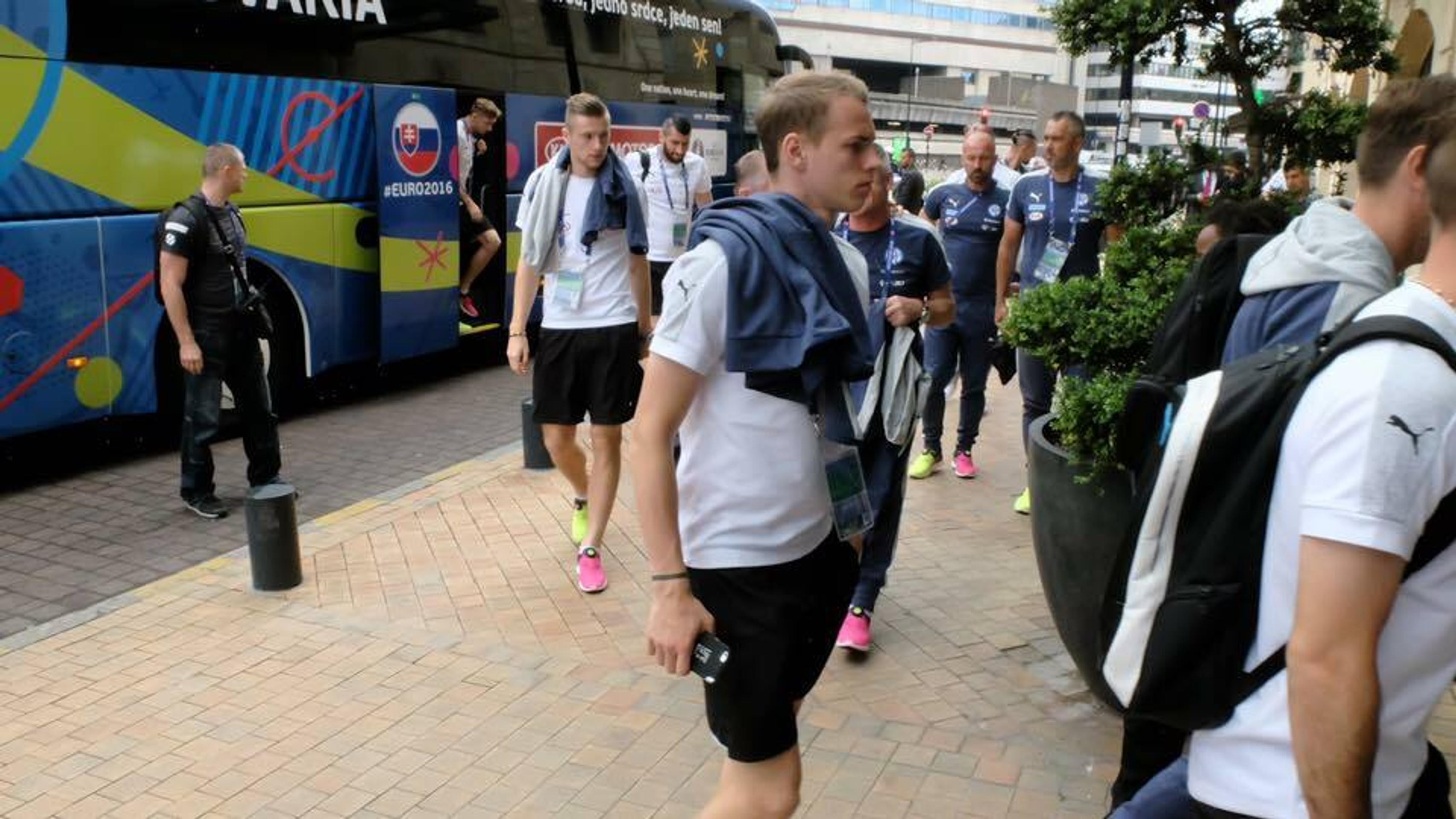 Slovenskí futbalisti po prílete do Bordeaux.