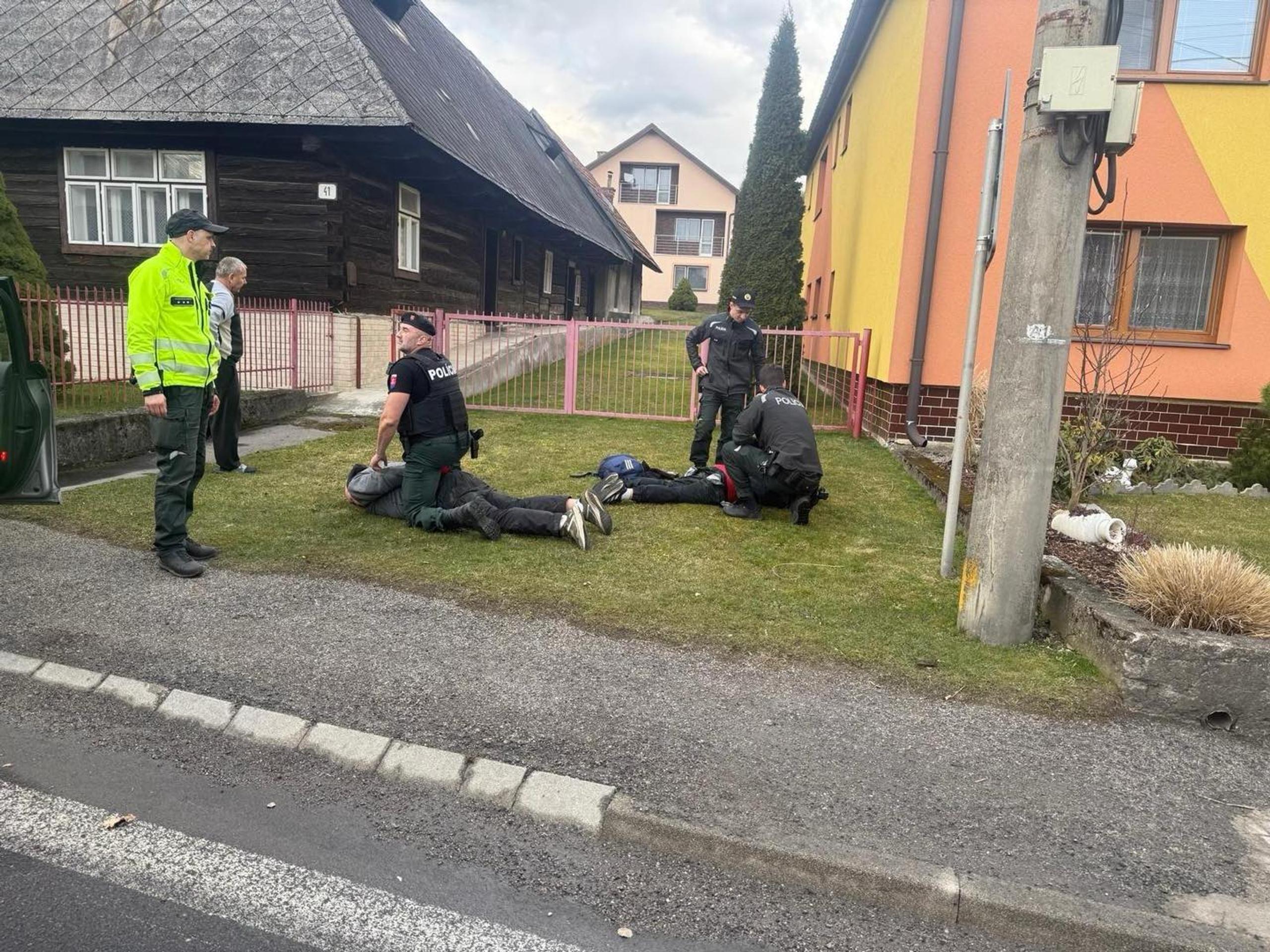 V obci Sedliacka Dubová zasahujú policajti