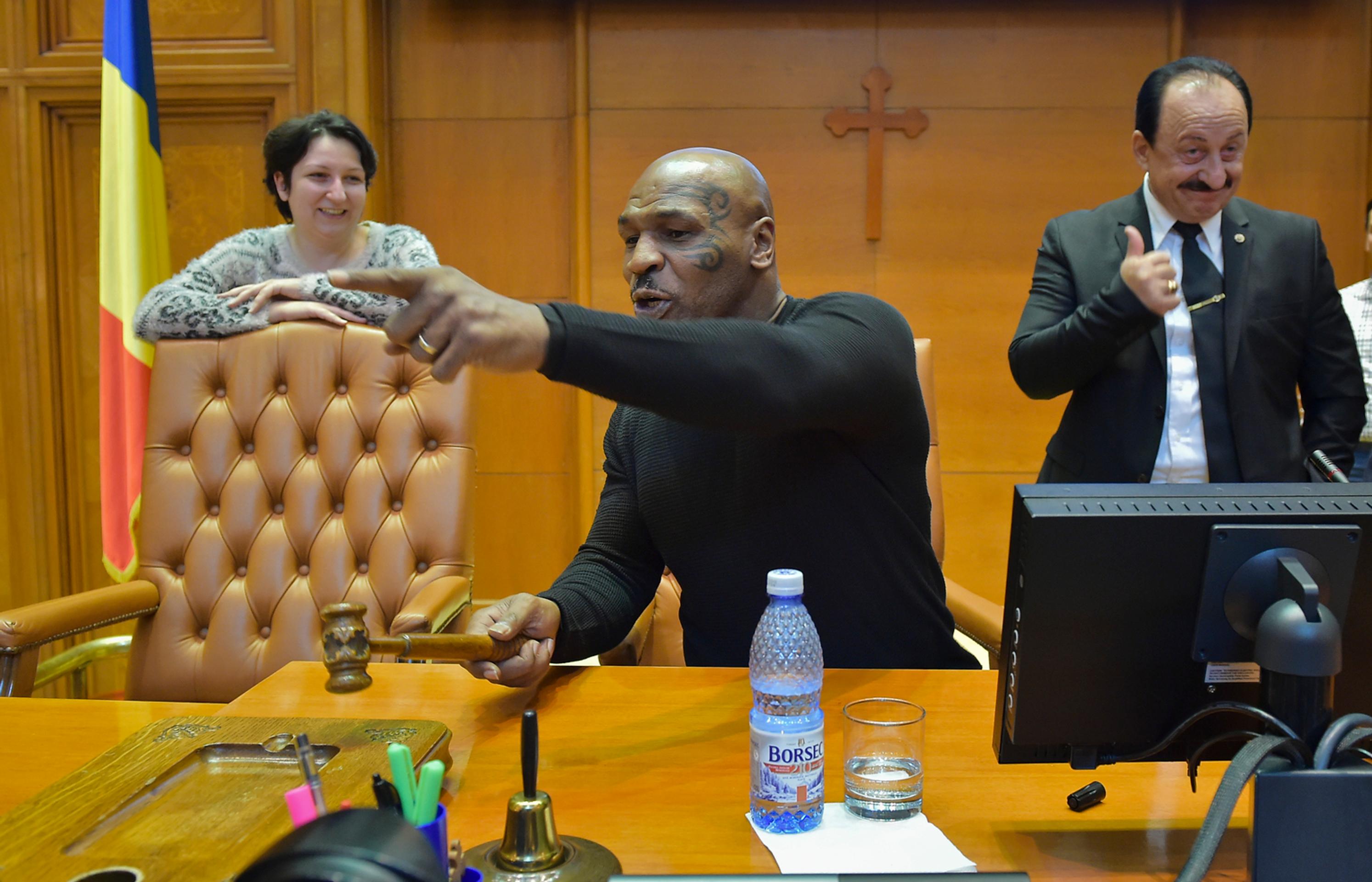 Bývalý americký pästiarsky šampión v ťažkej váhe Mike Tyson sa hrá s kladivkom predsedu rumunskej poslaneckej snemovne.