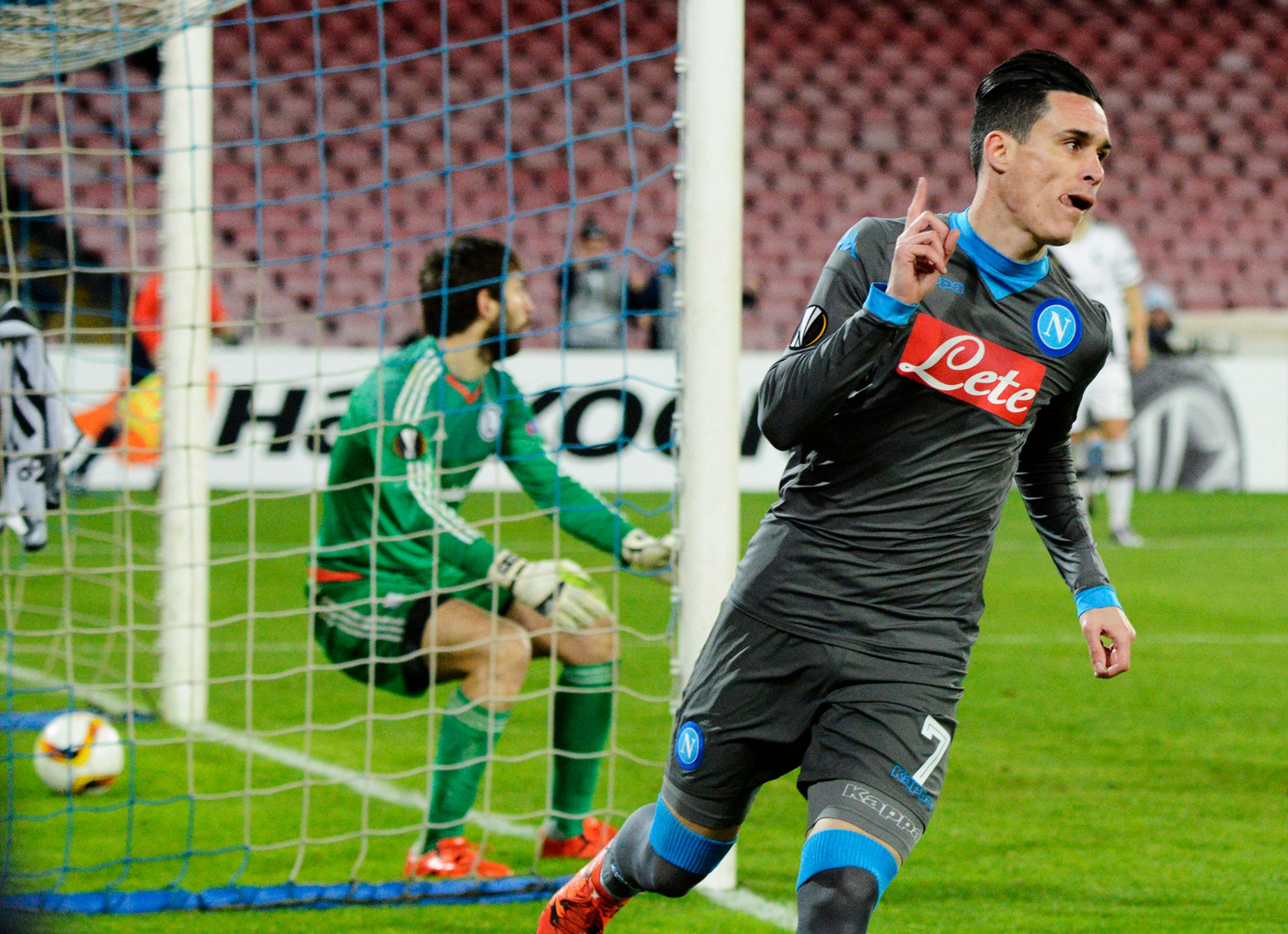 Na snímke vľavo slovenský brankár Legie Dušan Kuciak inkasuje gól, vpravo jeho autor a hráč Neapola José Callejón