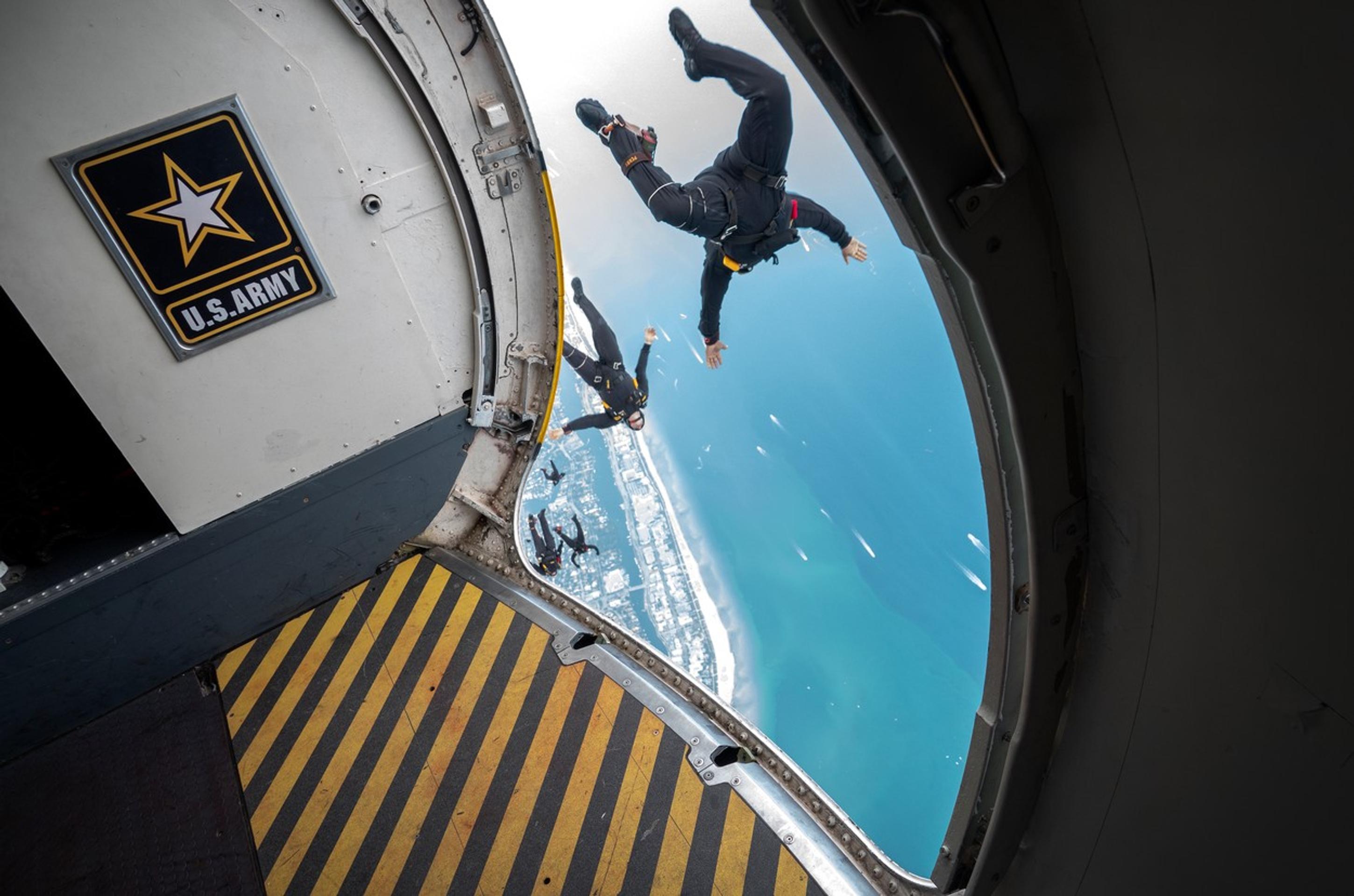 Parašutisti vyskakujú z lietadla počas leteckej šou nad americkým mestom Miami na Floride.