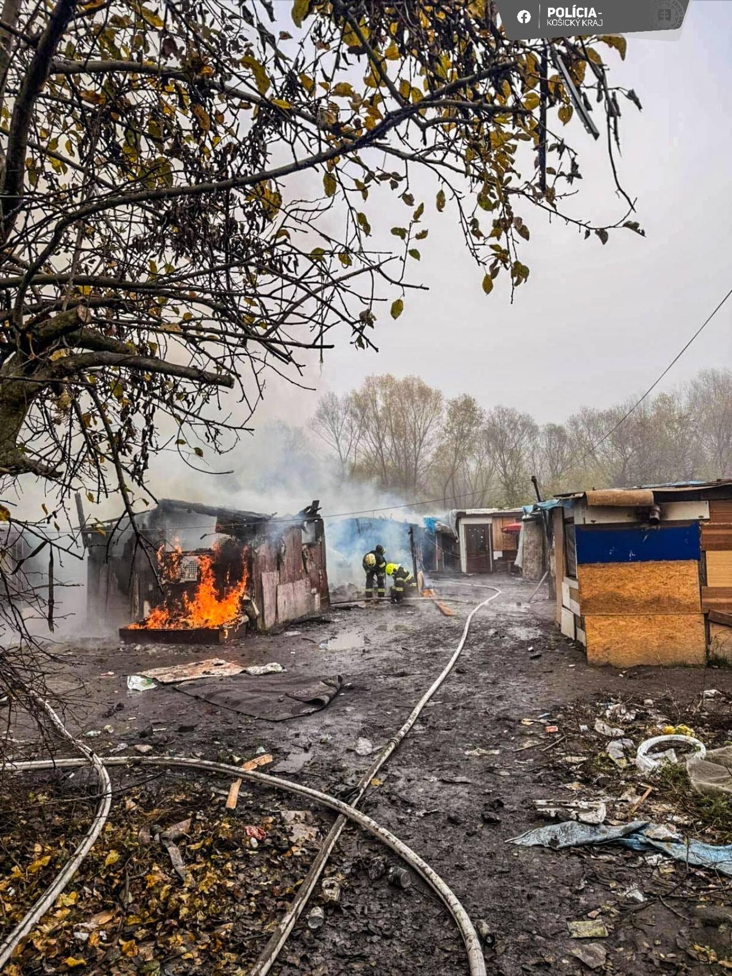 Na Luníku IX horí chatrč