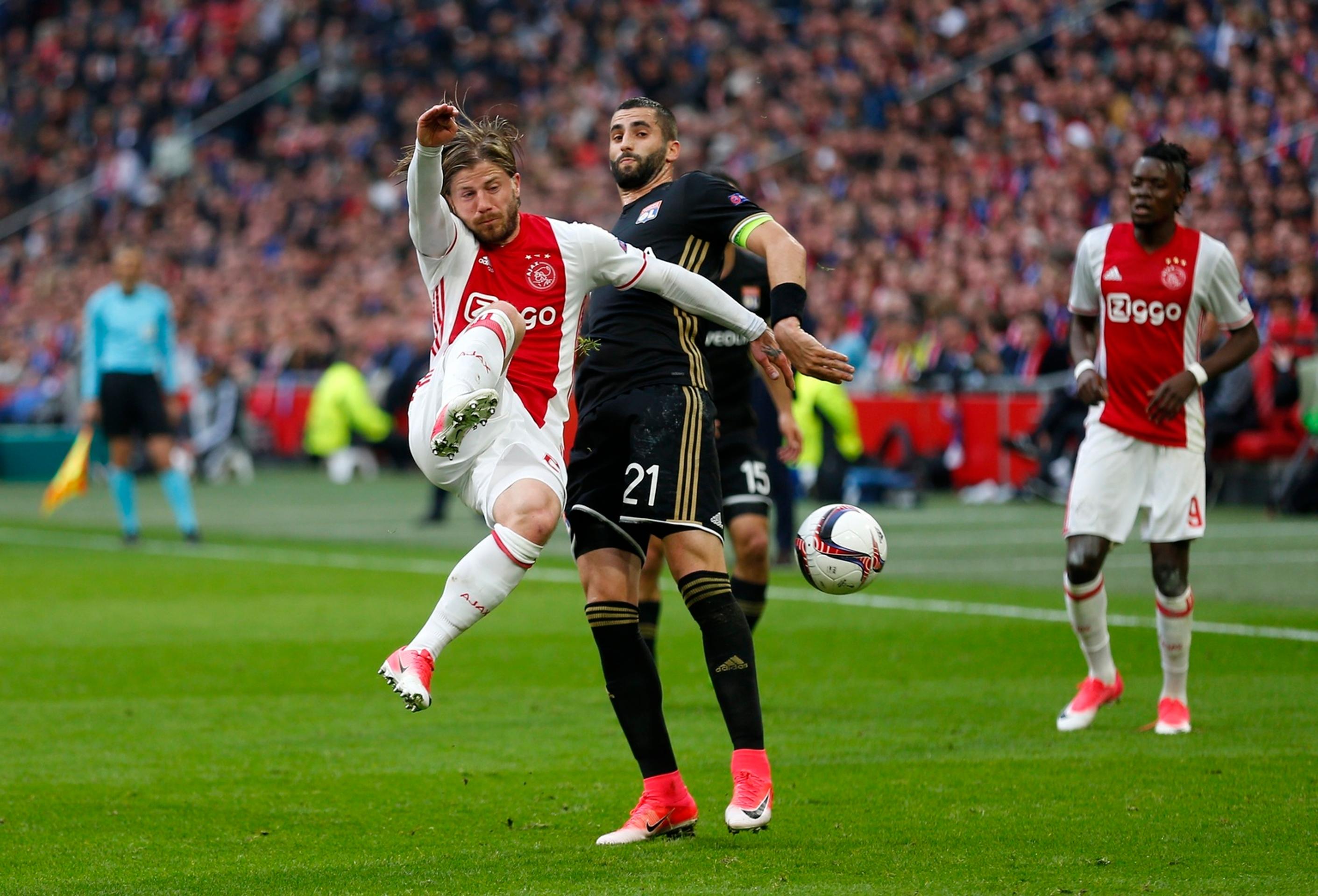 Lasse Schöne (vľavo) z Ajaxu a Maxime Gonalons z Lyonu bojujú o loptu v semifinále EL.