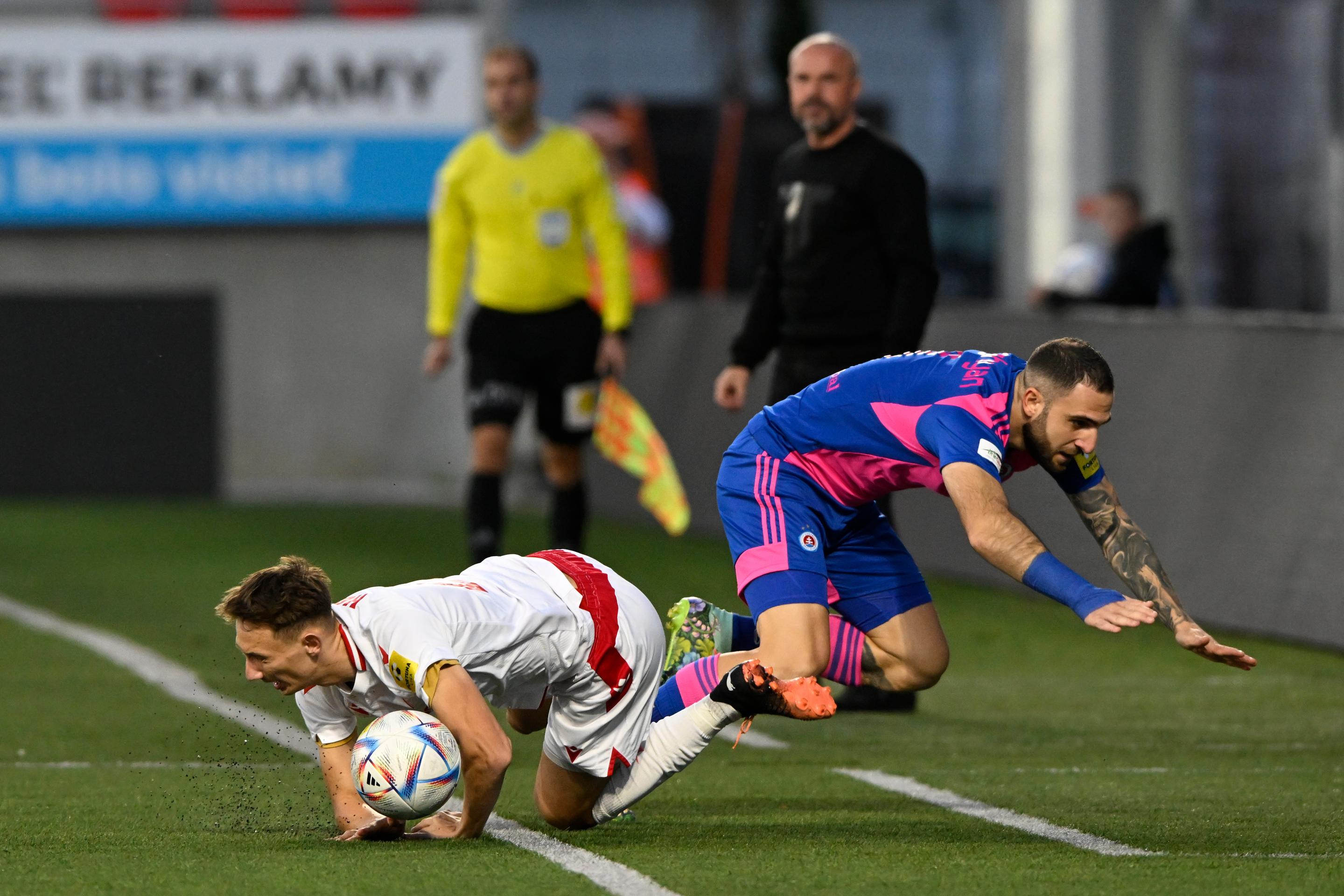 Zľava Dominik Hollý (AS Trenčín) a Tigran Barseghyan (ŠK Slovan Bratislava) v zápase 13. kola Fortuna ligy.