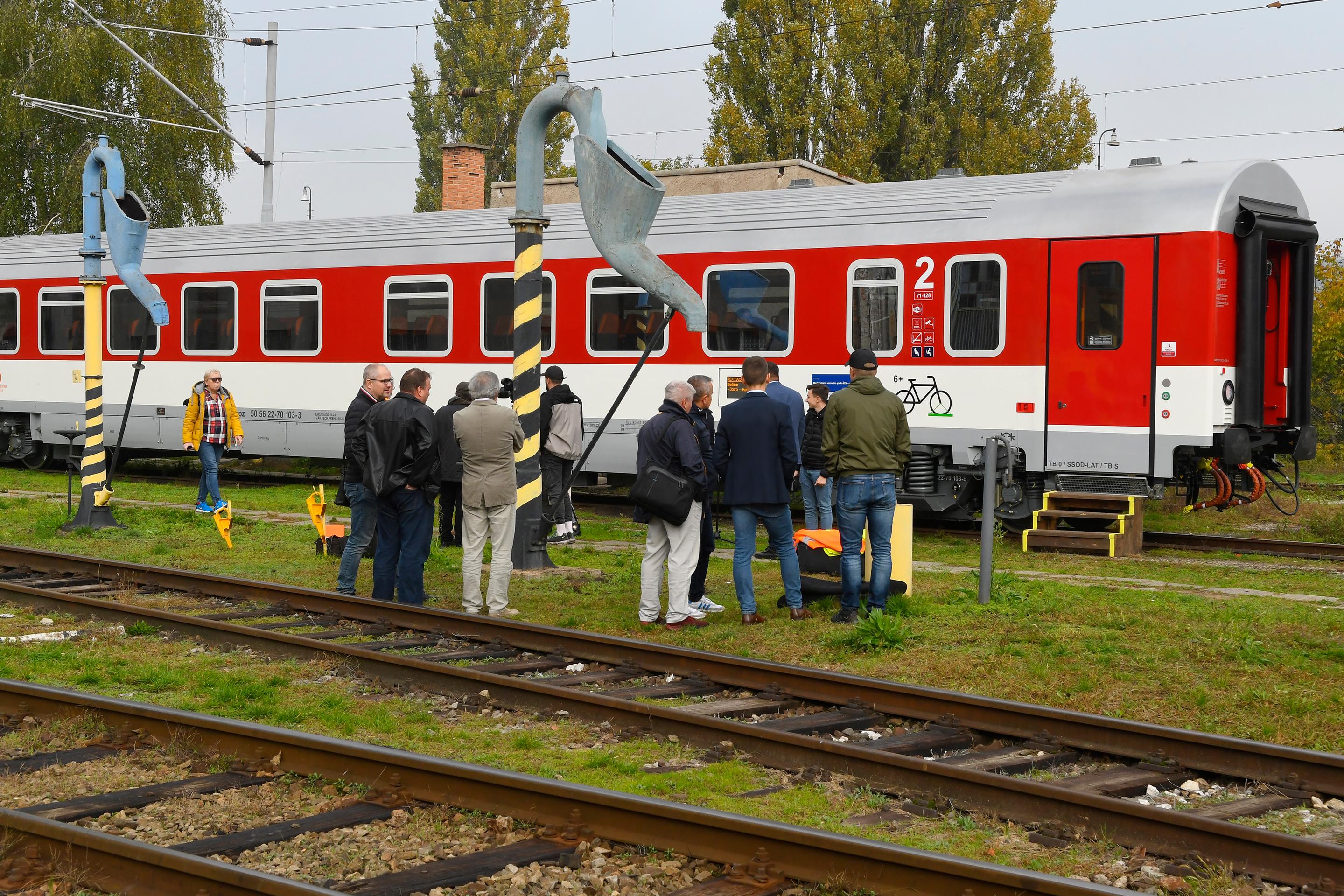 Železničná spoločnosť Slovensko predstavila jeden zo 17 kusov nových osobných vozňov druhej triedy.