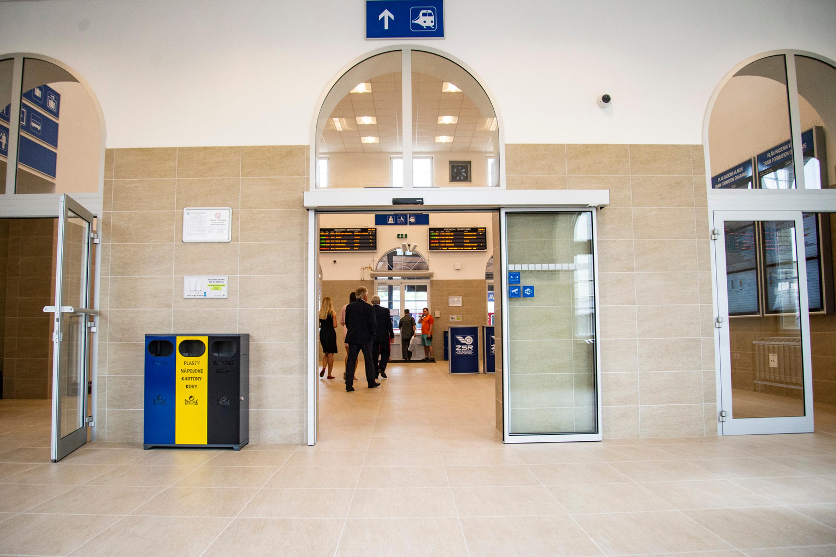 Priestory novej čakárne a vestibulu pre cestujúcich na Hlavnej stanici v Bratislave. 