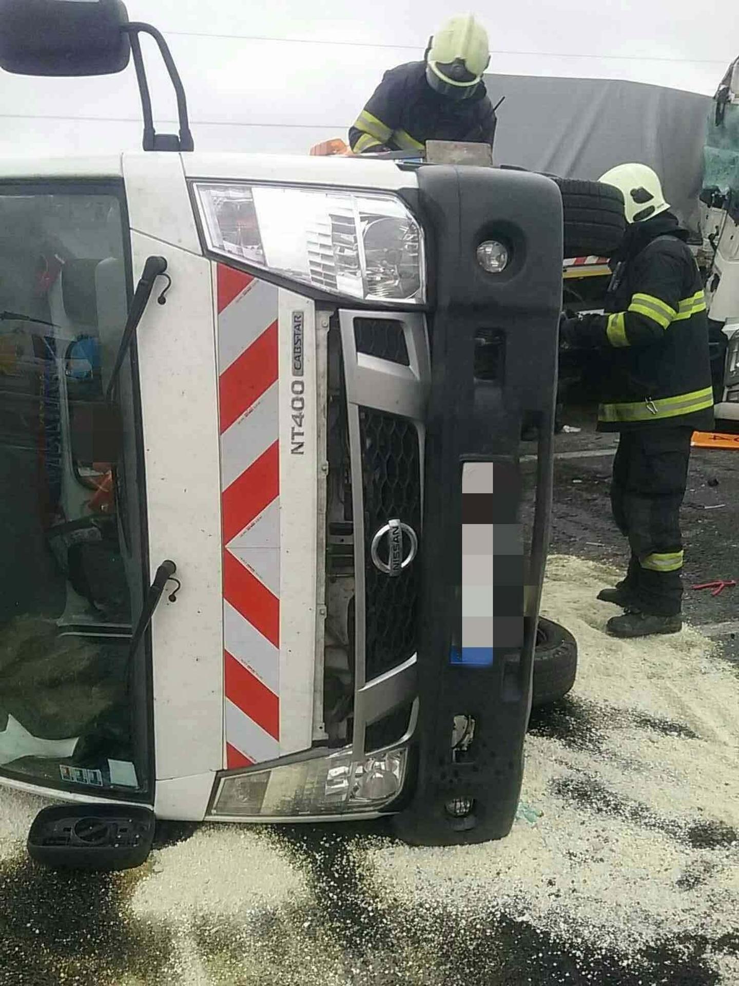 Auto spadlo z 15-metrov vysokého mosta v Mojšovej Lúčke.