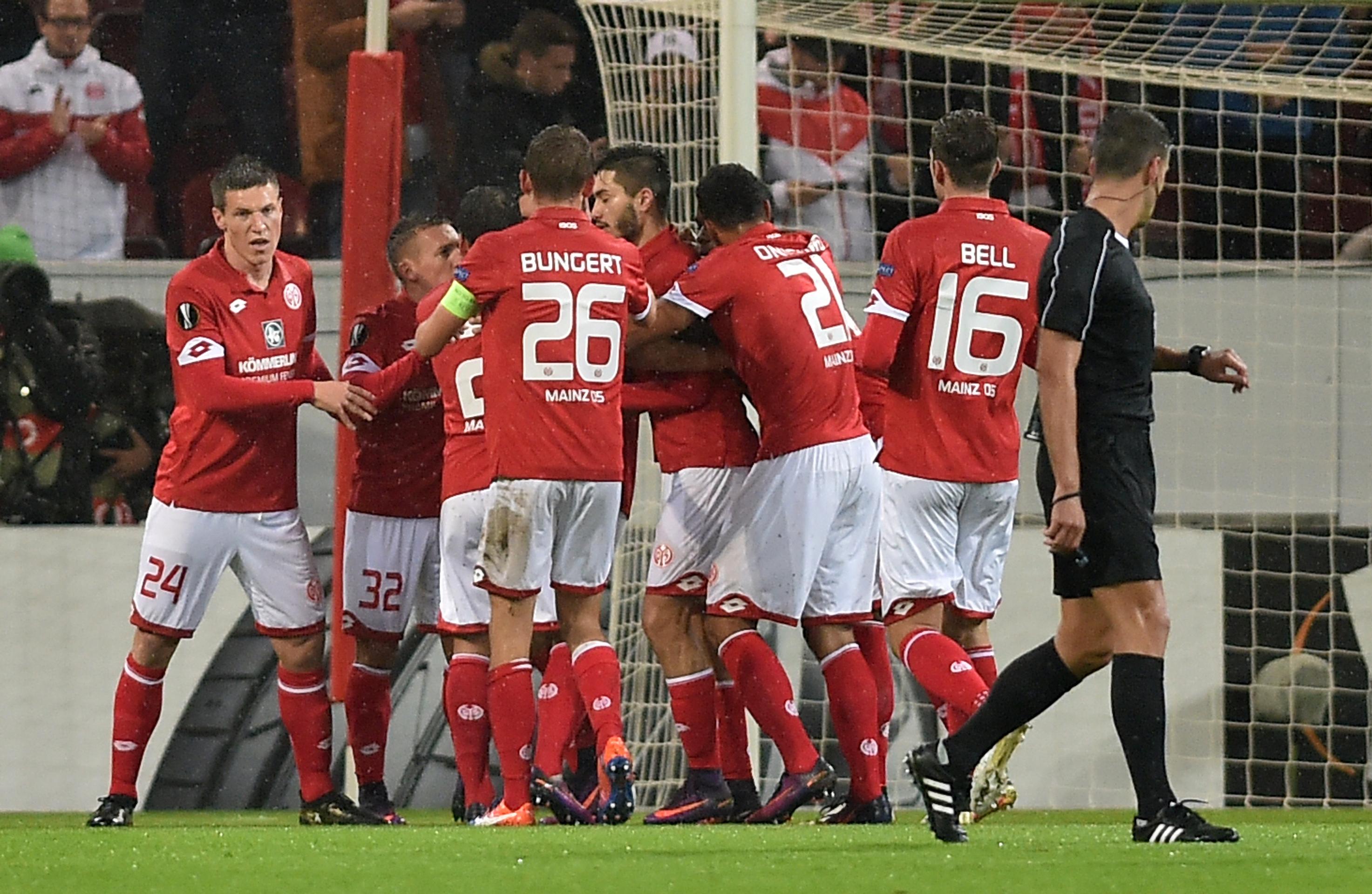 Hráči Mainzu sa tešia z gólu v dueli EL proti Anderlechtu Brusel.