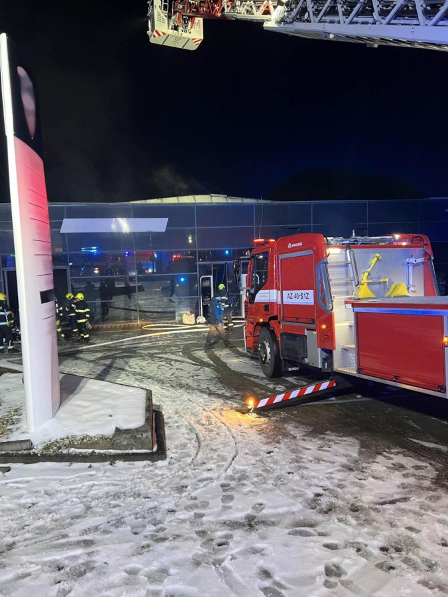 Požiar autosalónu.