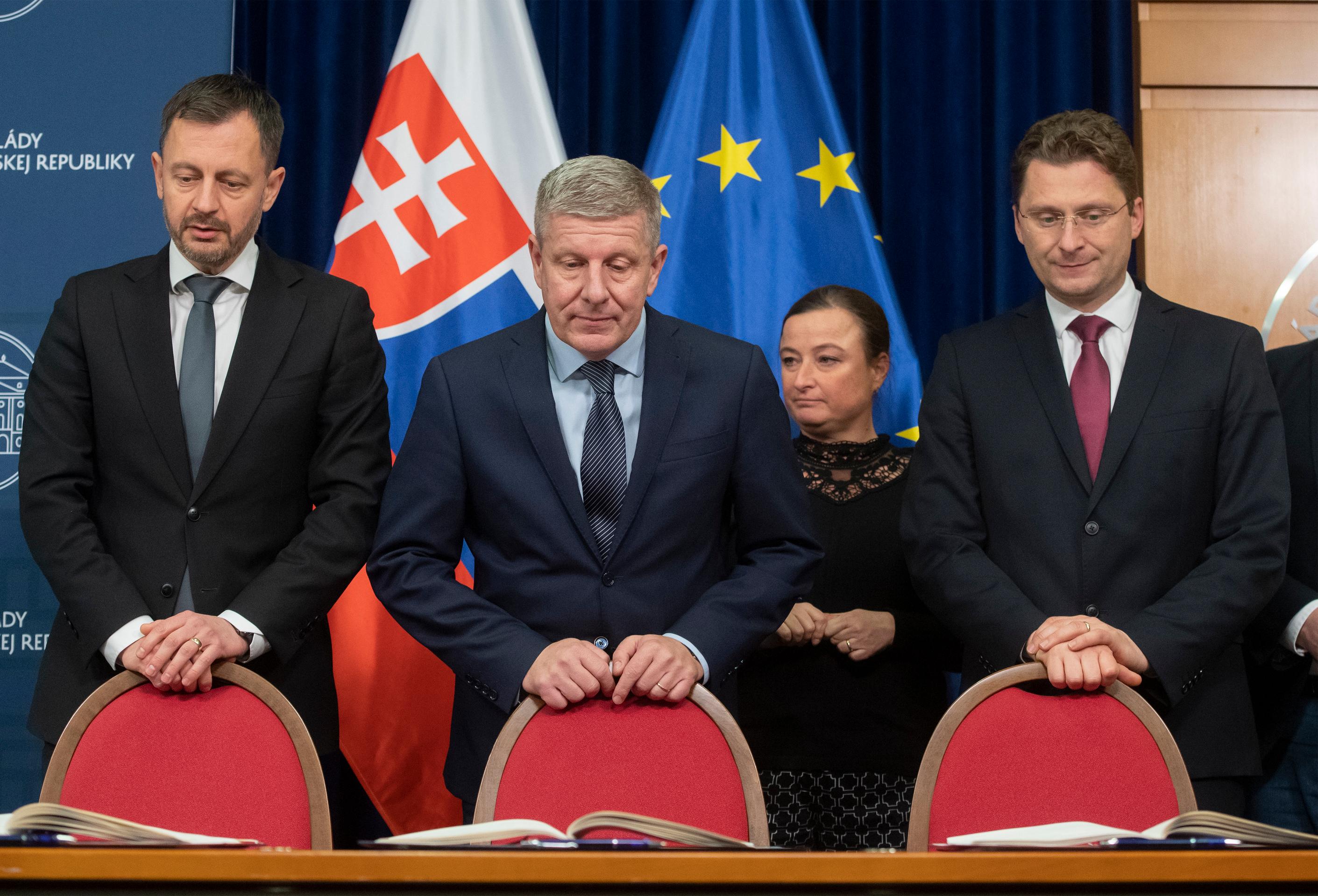 Zľava predseda vlády SR Eduard Heger (OĽANO), minister zdravotníctva SR Vladimír Lengvarský (nominant OĽANO) a predseda Lekárskeho odborového združenia (LOZ) Peter Visolajský počas  podpisu memoranda
