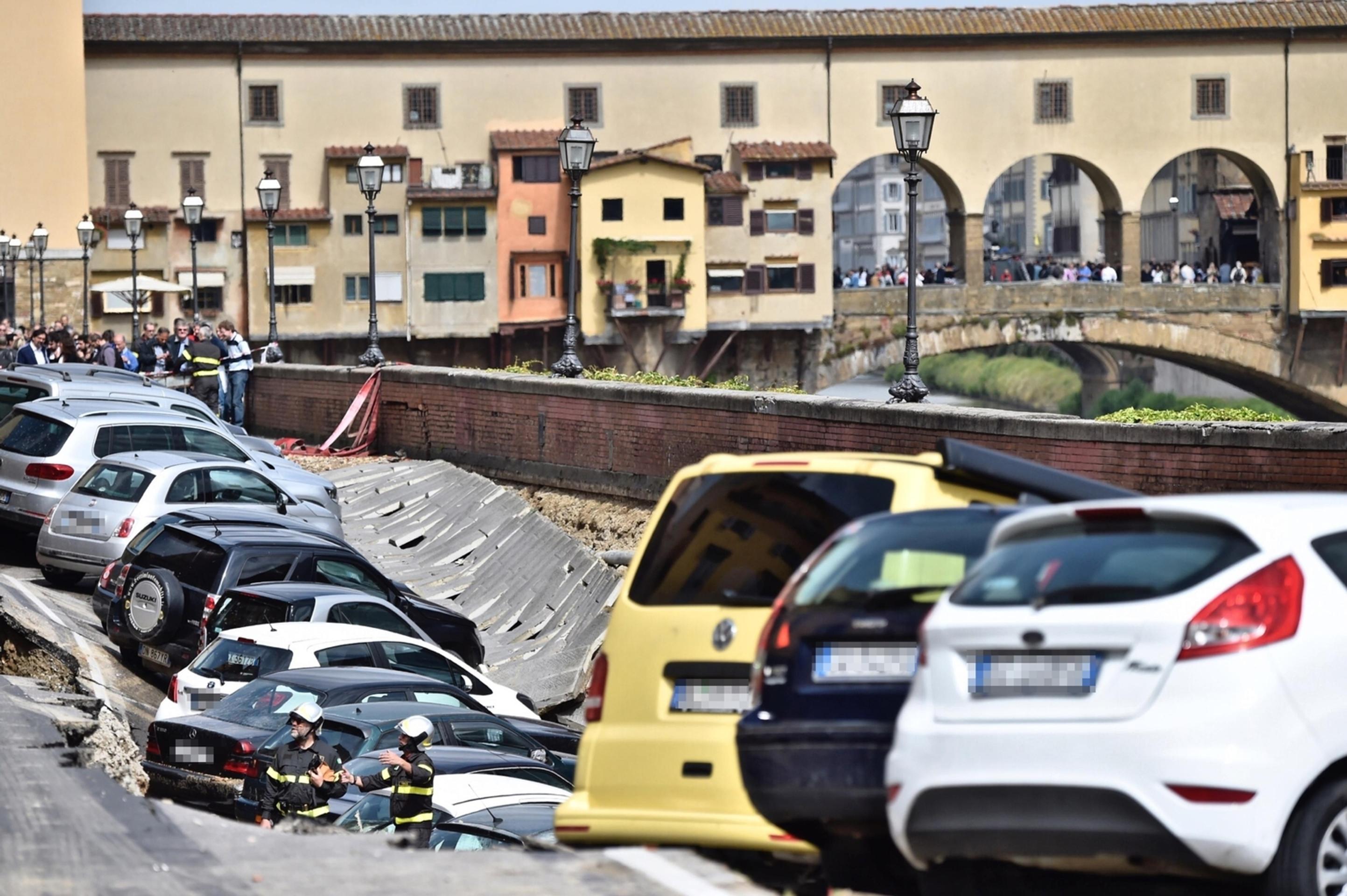 Hasiči kontrolujú škody.