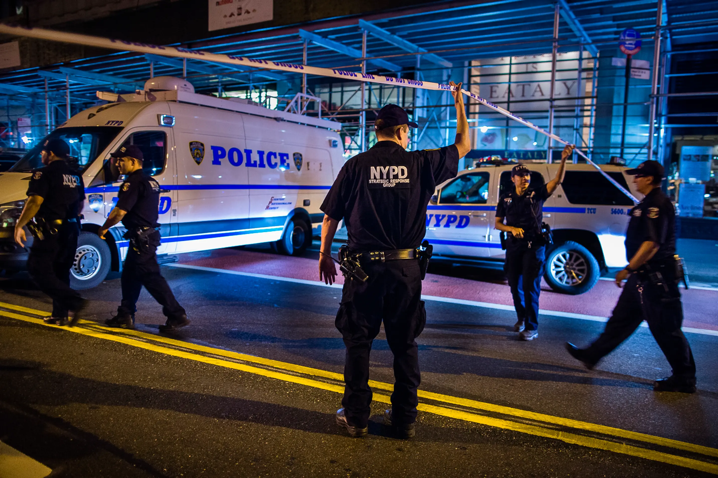 Polícia prichádza na miesto explózie v manhattanskej časti Chelsea.