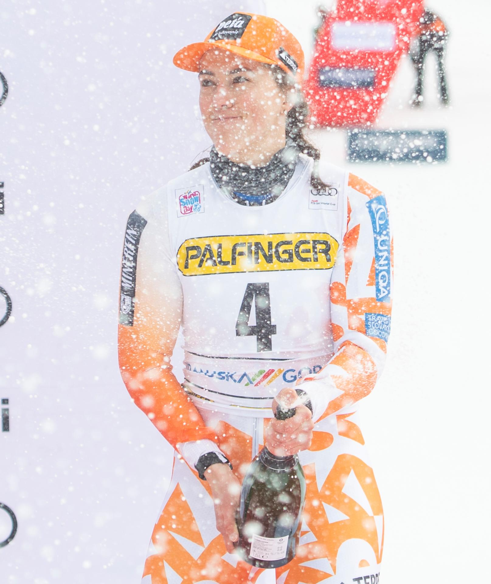 Petra Vlhová so šampanským a copmi.