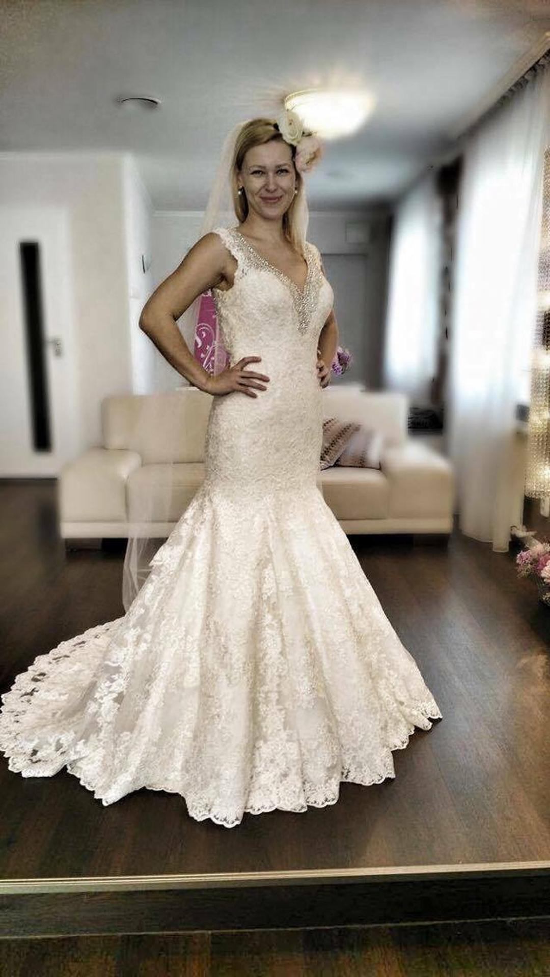 Naše redaktorky si vyskúšali trendové svadobné šaty na rok 2016