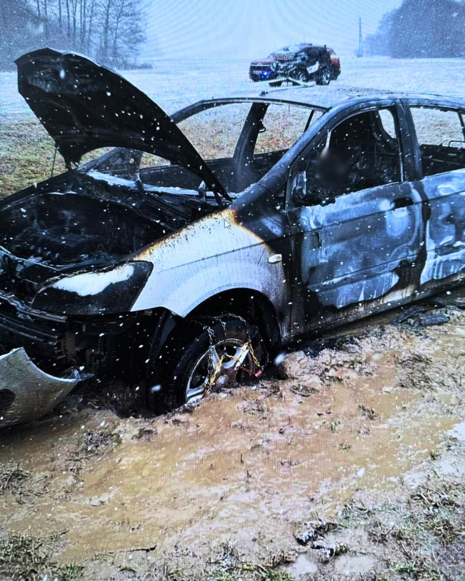 Auto zhorelo do tla aj s vodičom.