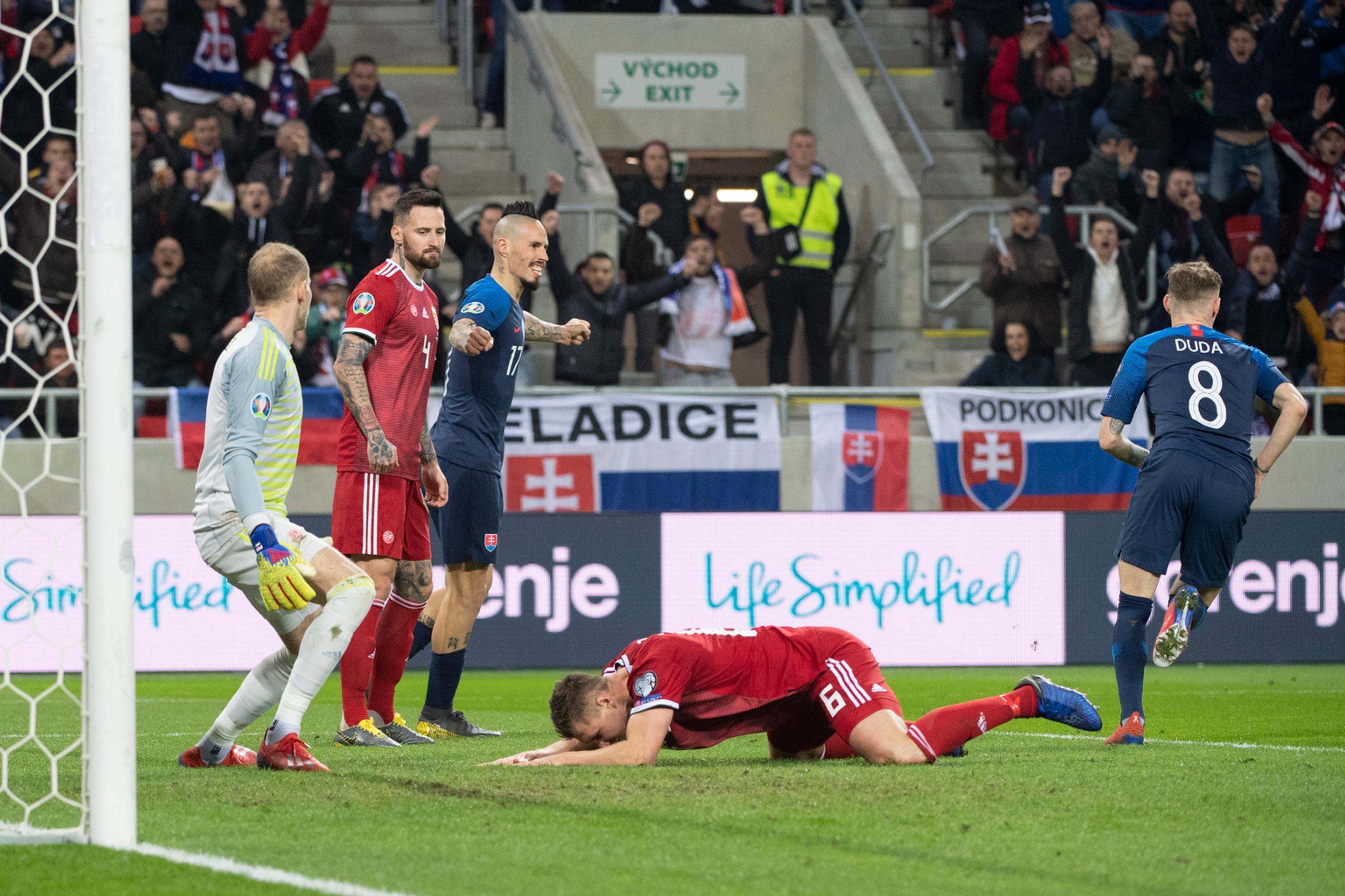 Ondrej Duda (vpravo) oslavuje gól v kvalifikácii ME 2020 Sproti Maďarsku.