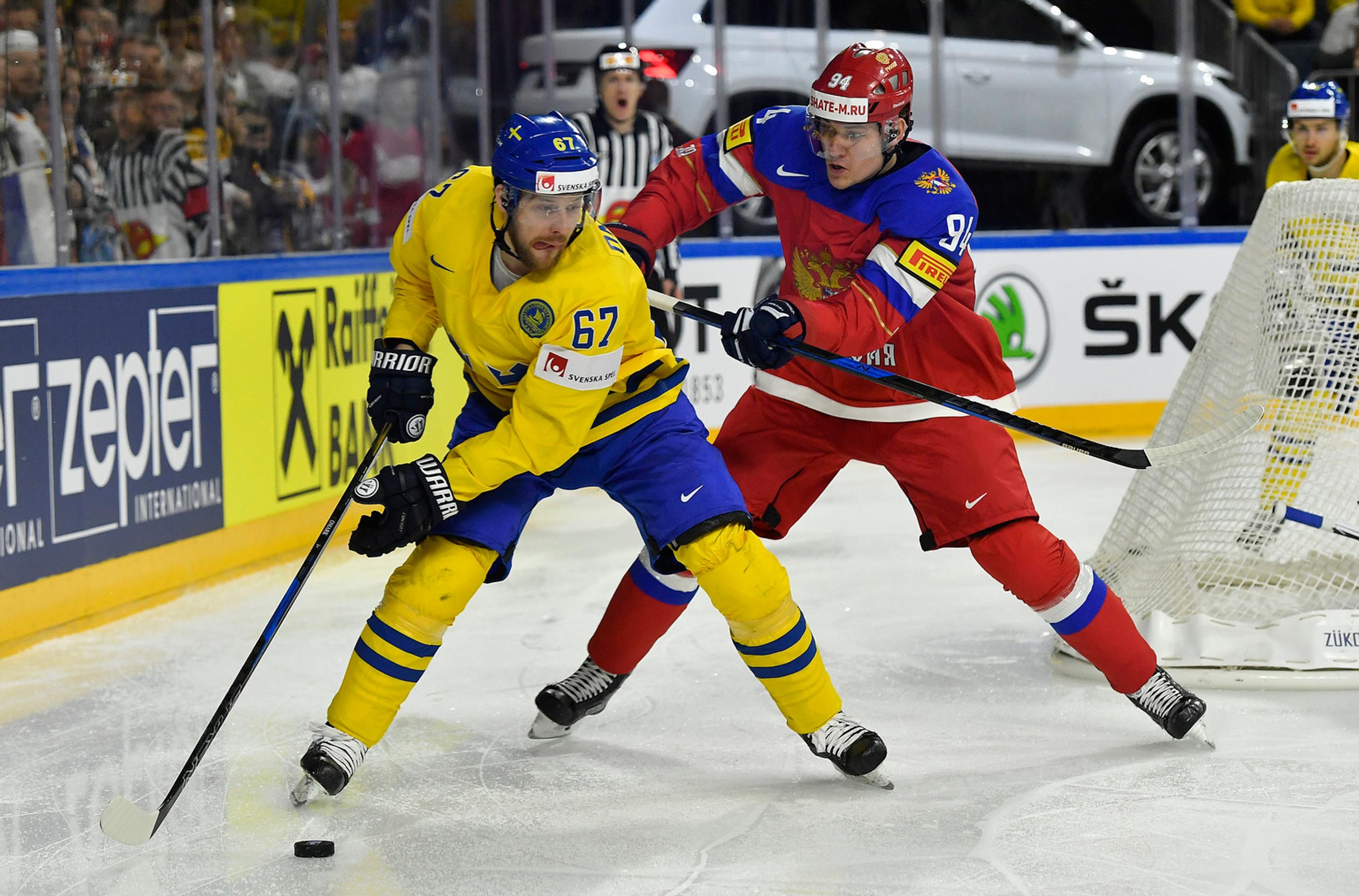Andrej Mironov (vpravo) z Ruska atakuje v zápase MS 2017 Linusa Omarka zo Švédska.