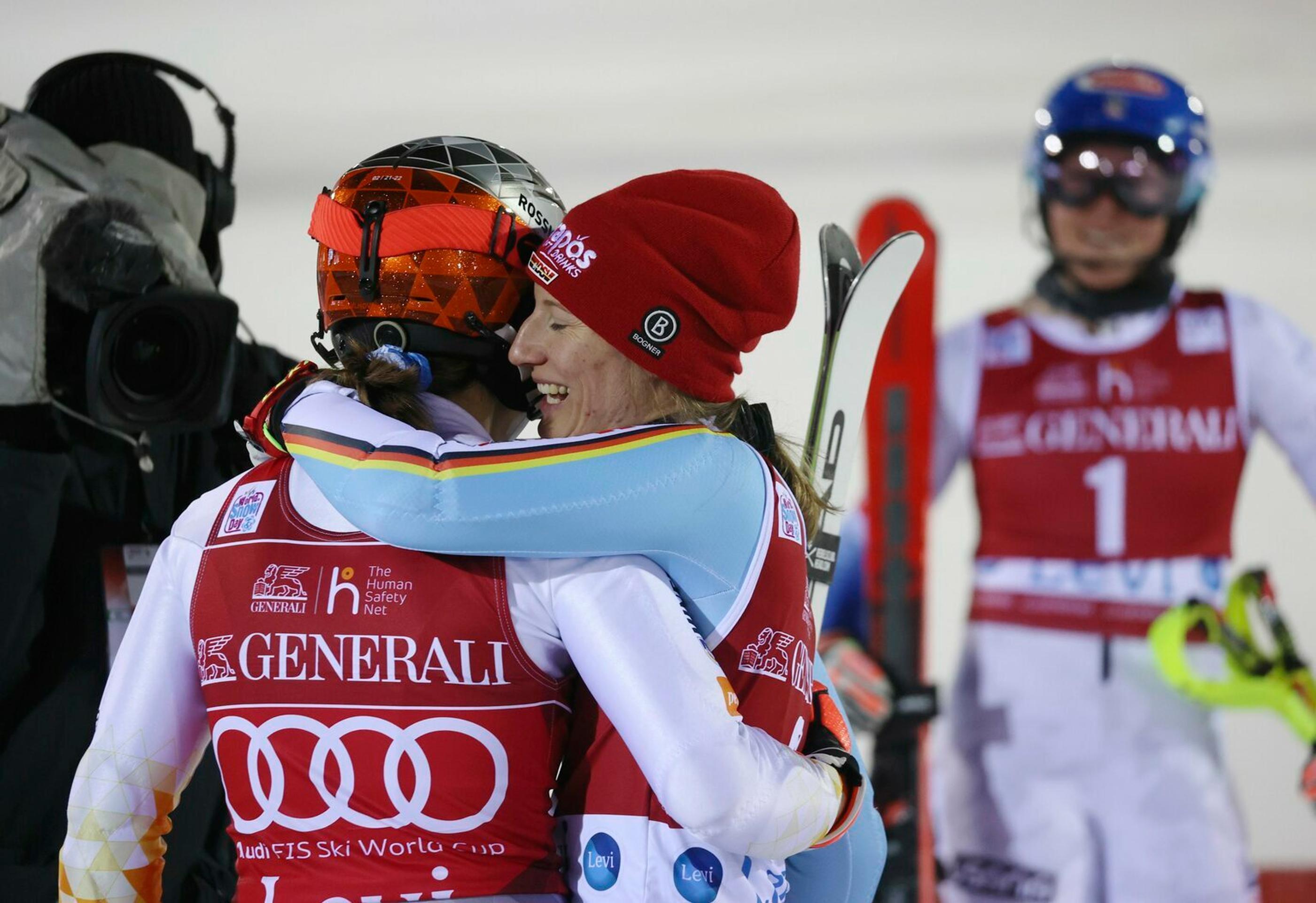 Alpská lyžiarka Lena Dürrová (vpravo) blahoželá Petre Vlhovej po víťazstve v slalome SP v Levi.