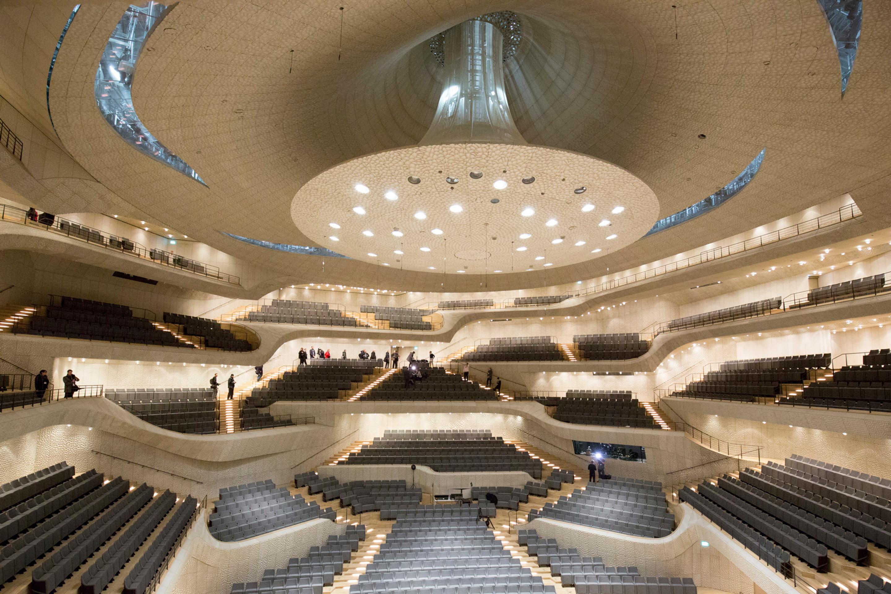 Na archívnej snímke zo 4. novembra 2016 je hlavná koncertná sieň Labskej filharmónie počas novinárskeho dňa v Hamburgu.