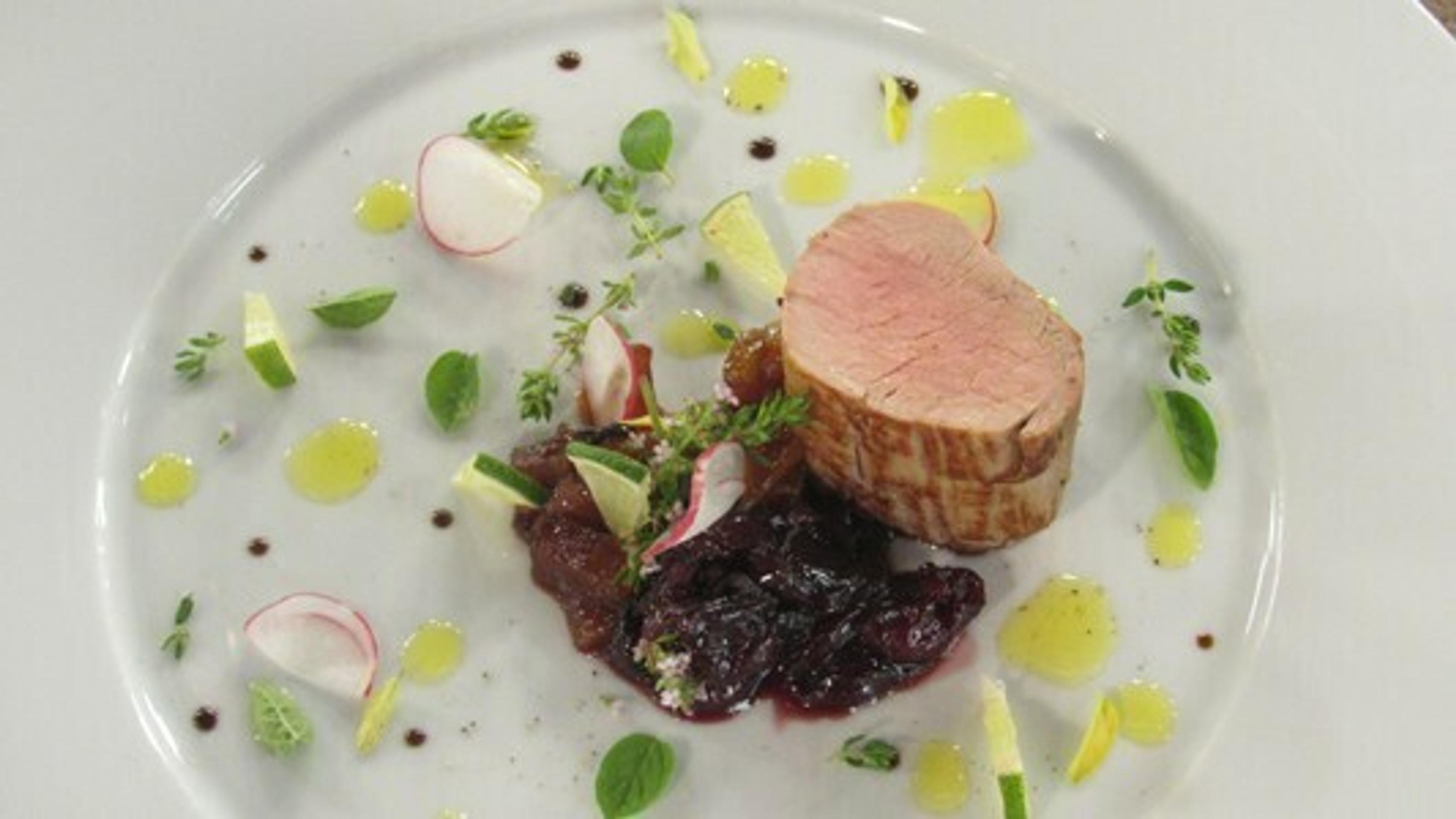 Šťavnatá pečená bravčová panenka s čerešňovým chutney.