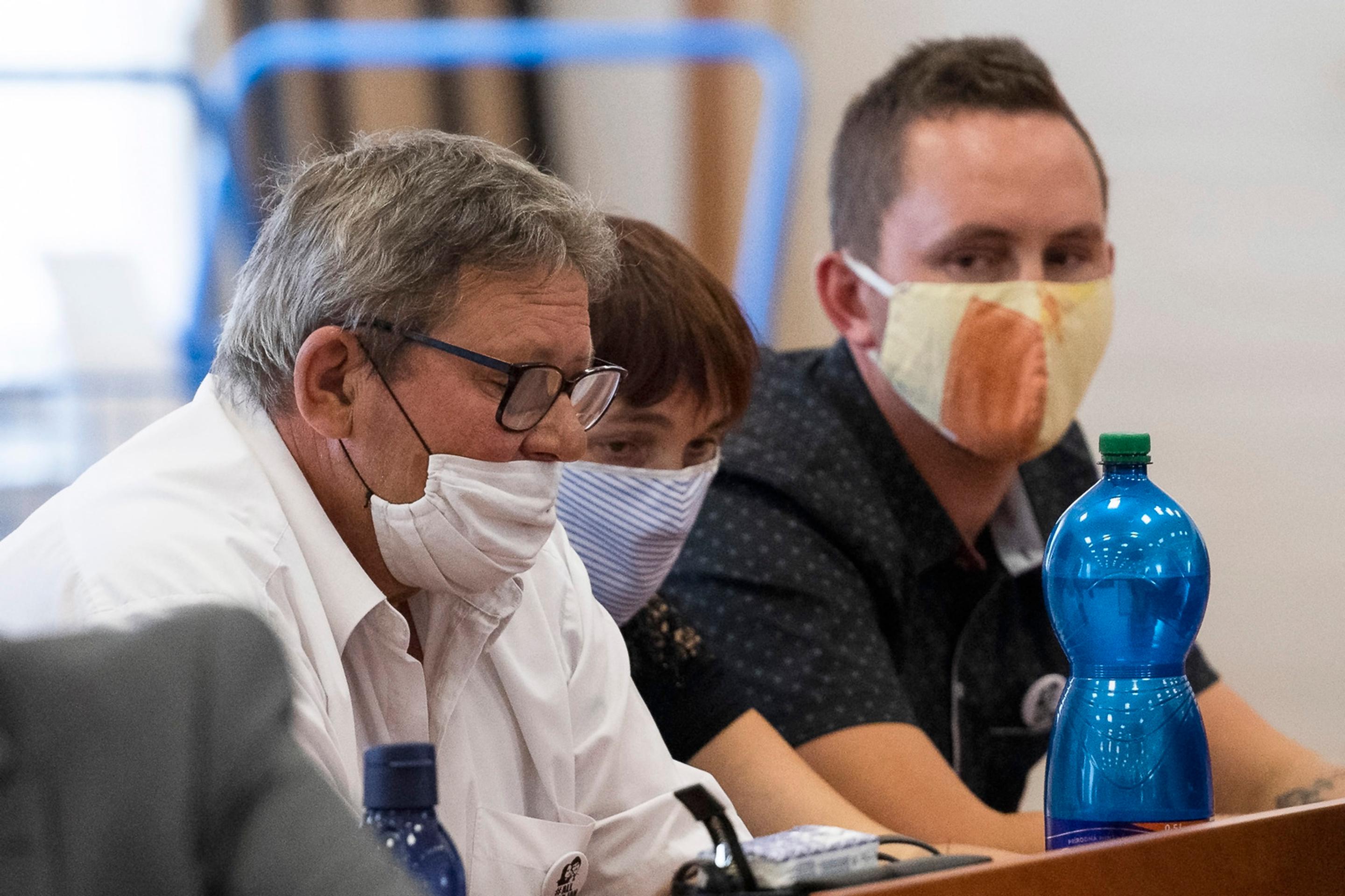 Na snímke zľava Zlatica Kušnírová, matka zavraždenej Martiny Kušnírovej, rodina Jána Kuciaka - Mária Kuciaková (sestra), Jozef K