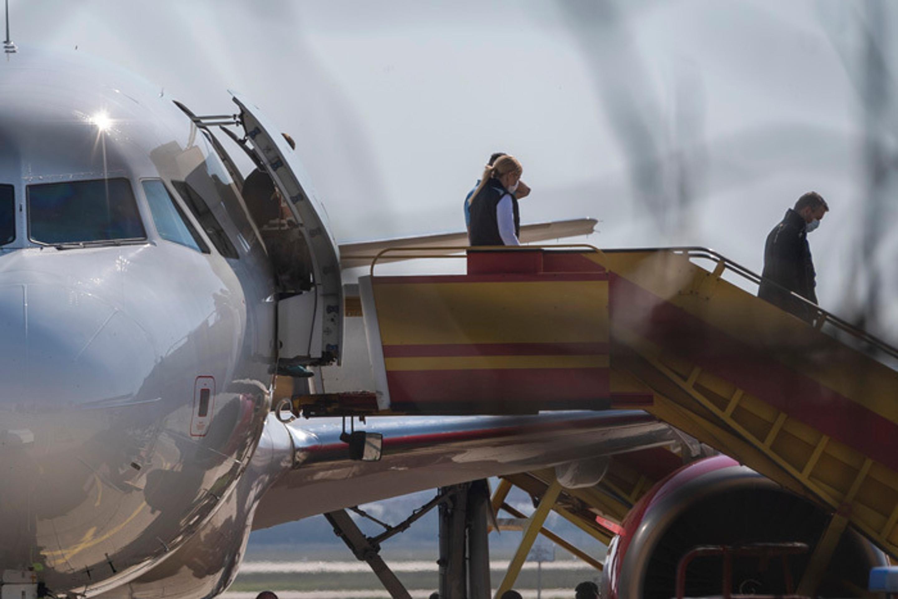 Premiér Peter Pellegrini vystupuje po kontrole z lietadla so zdravotníckym materiálom z Číny.