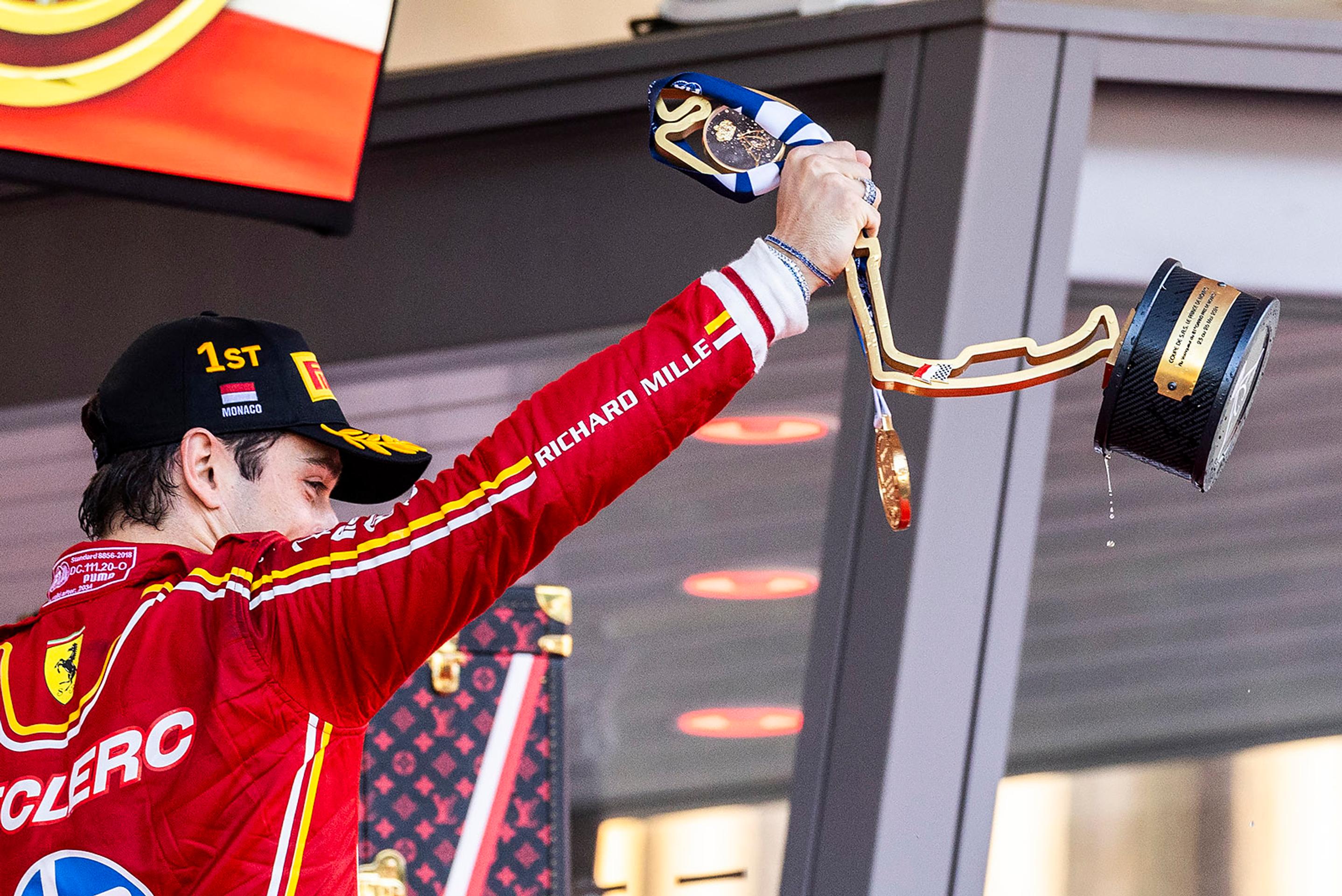 Charles Leclerc z Ferrari sa dočkal triumfu.