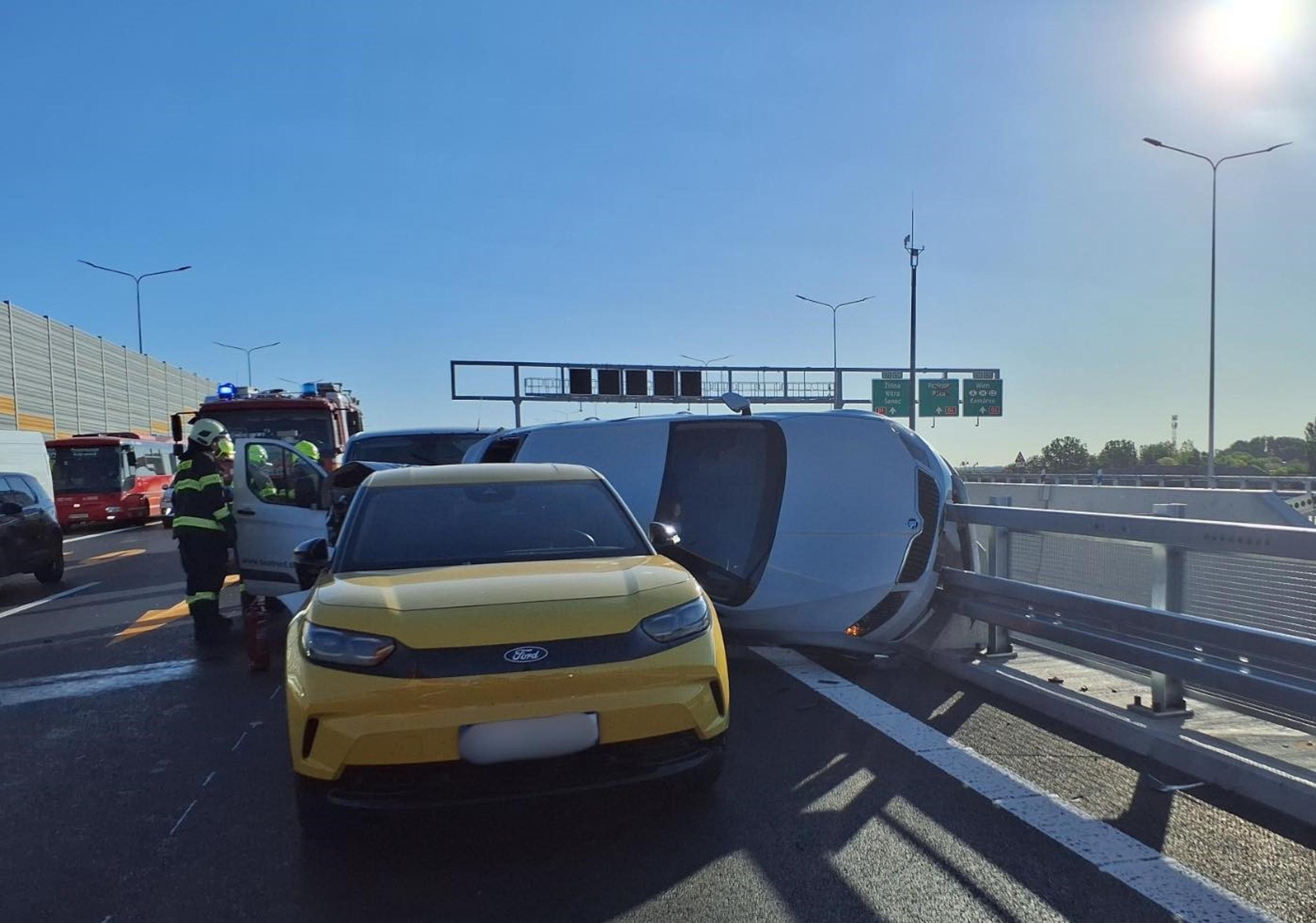 Reťazová nehoda pri Bratislave.