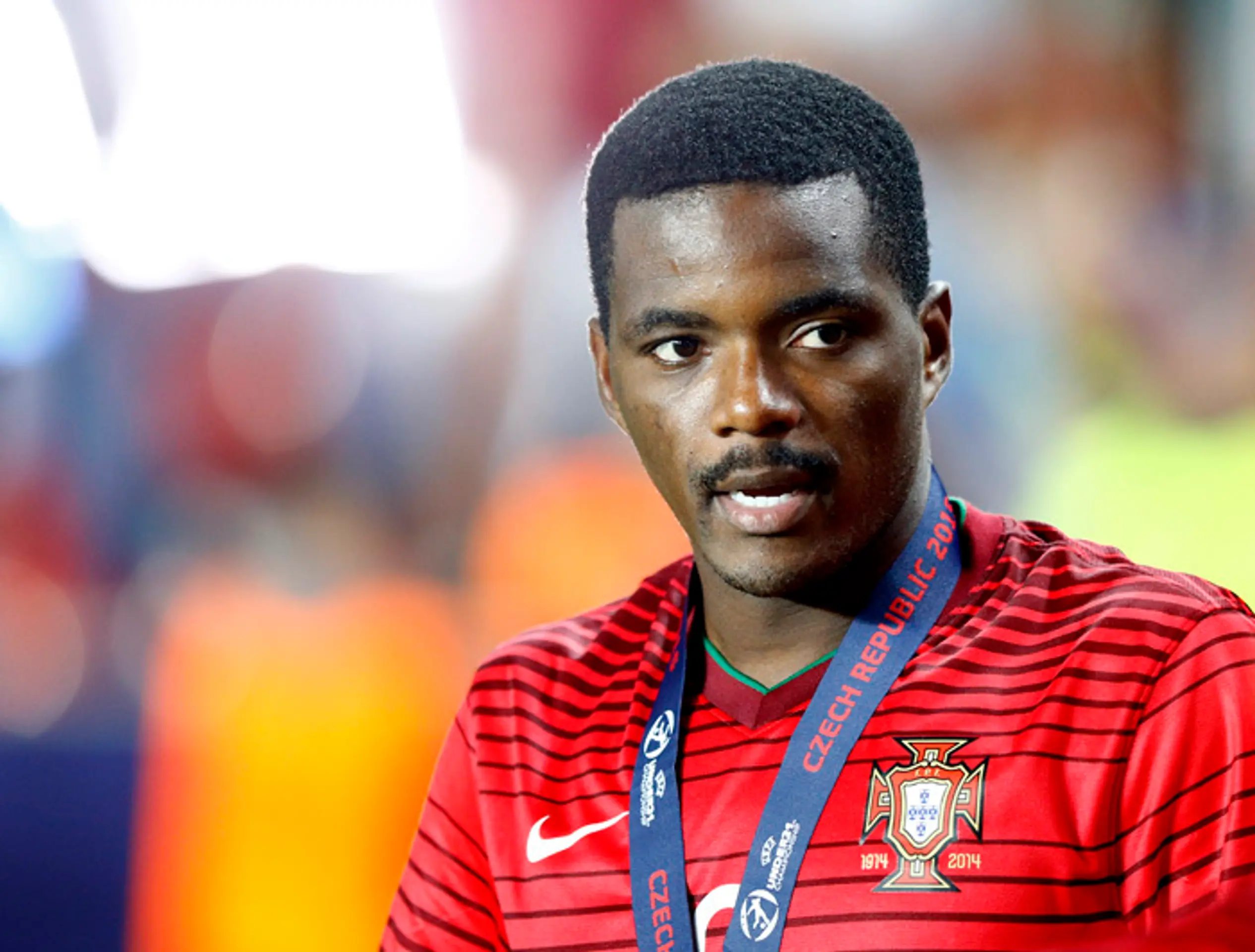 Portugalčan William Carvalho po prehre v rozstreloch so Švédskom na ME 21 v Prahe.