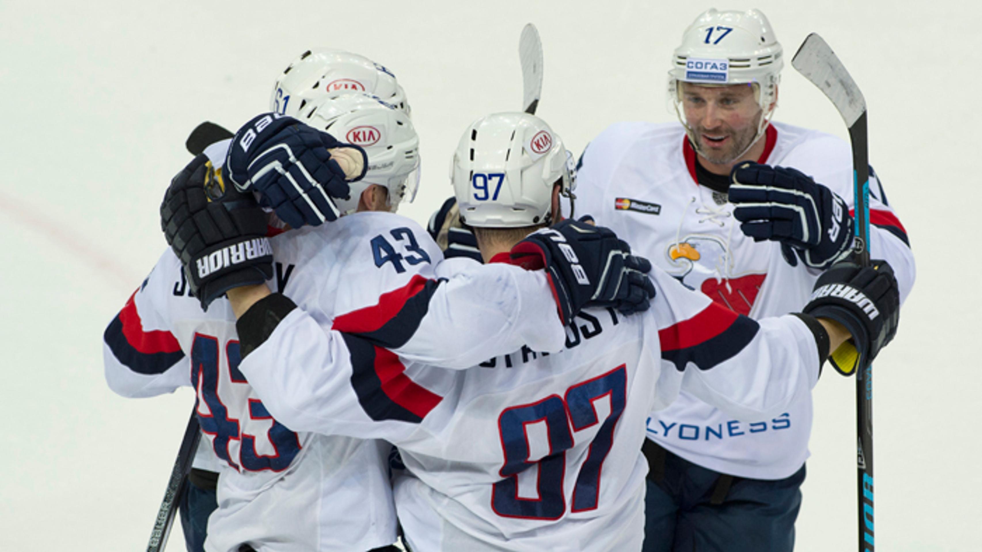 Zľava Tomáš Surový, strelec gólu Tomáš Starosta a Ľubomír Višňovský sa tešia po strelení gólu na 2:0 do bránky CSKA Moskva.