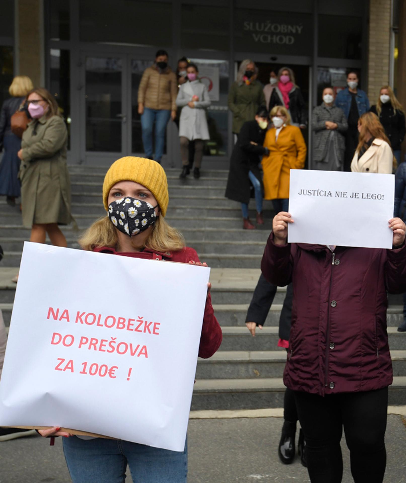 Protestné zhromaždenie proti navrhovanej reforme súdnej mapy pred KS v Košiciach.