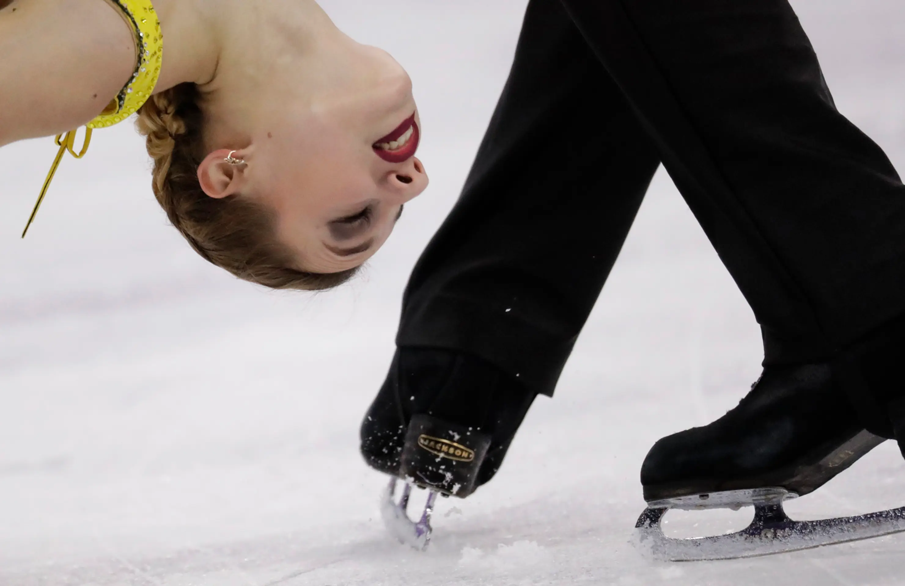 Ruský tanečný pár Kristina Astachovová a Alexej Rogonov počas krátkeho programu.