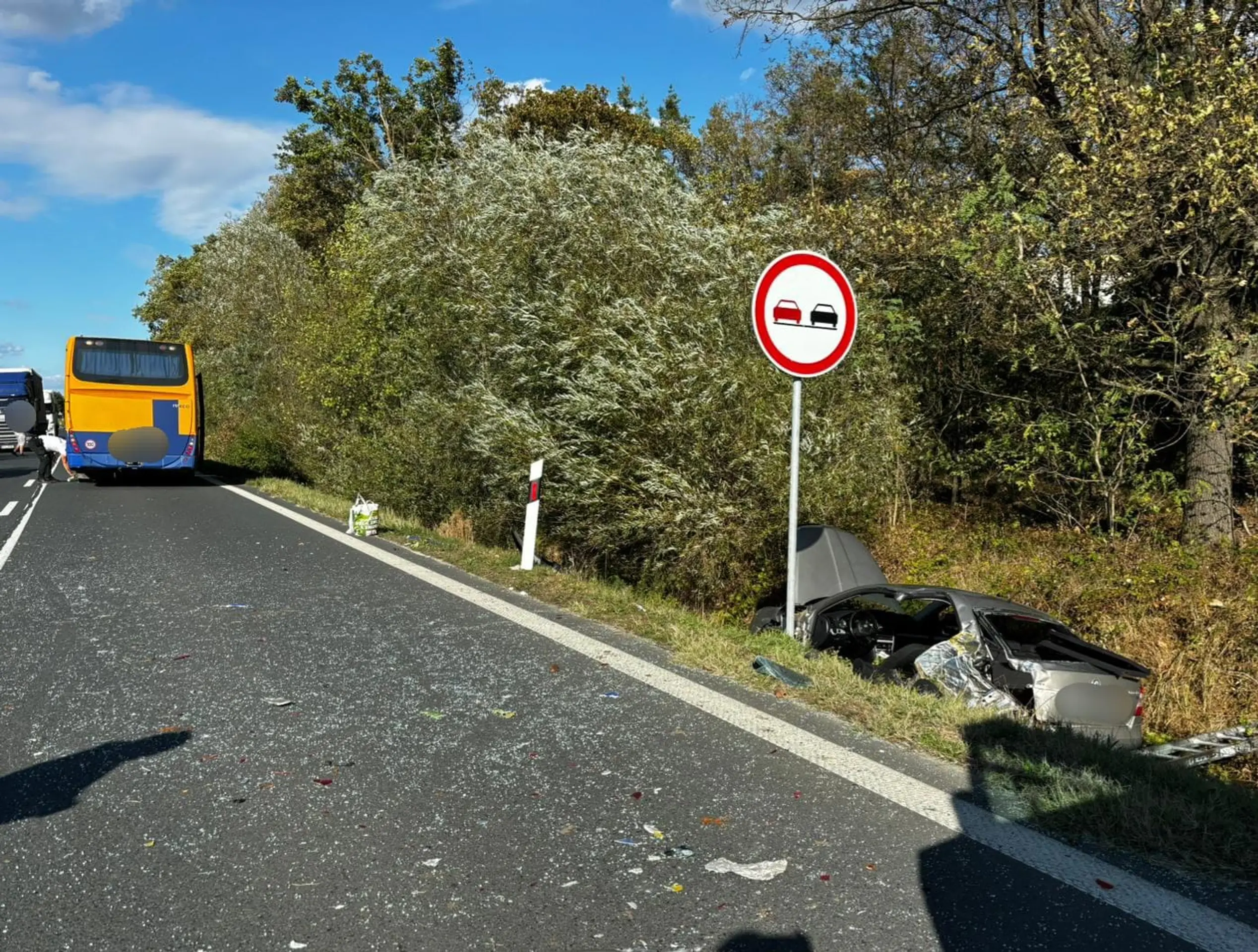 Medzi Kútmi a Holíčom sa v okrese Senica v stredu poobede zrazil autobus s osobným autom