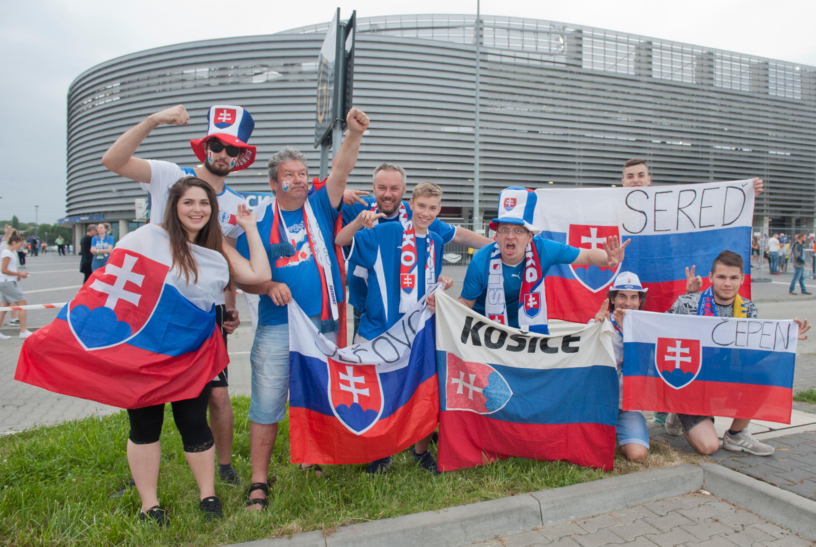 Pozitívne naladení slovenskí priaznivci pred duelom Slovenska proti Švédsku na ME 21.