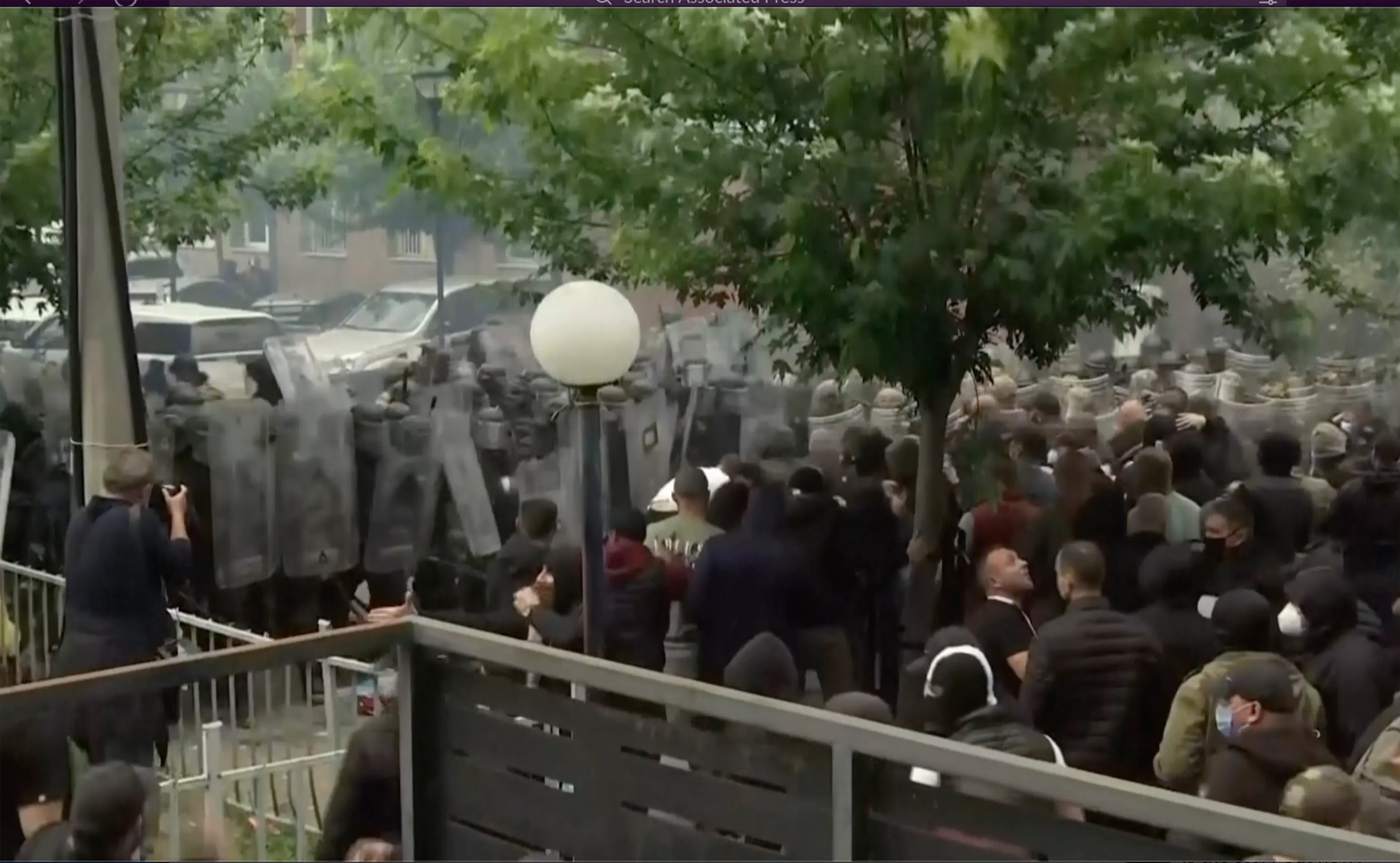 Na snímke z videa vojaci KFOR hliadkujú pred budovou mestského úradu po zrážkach s kosovskými Srbmi v meste Zvečan.