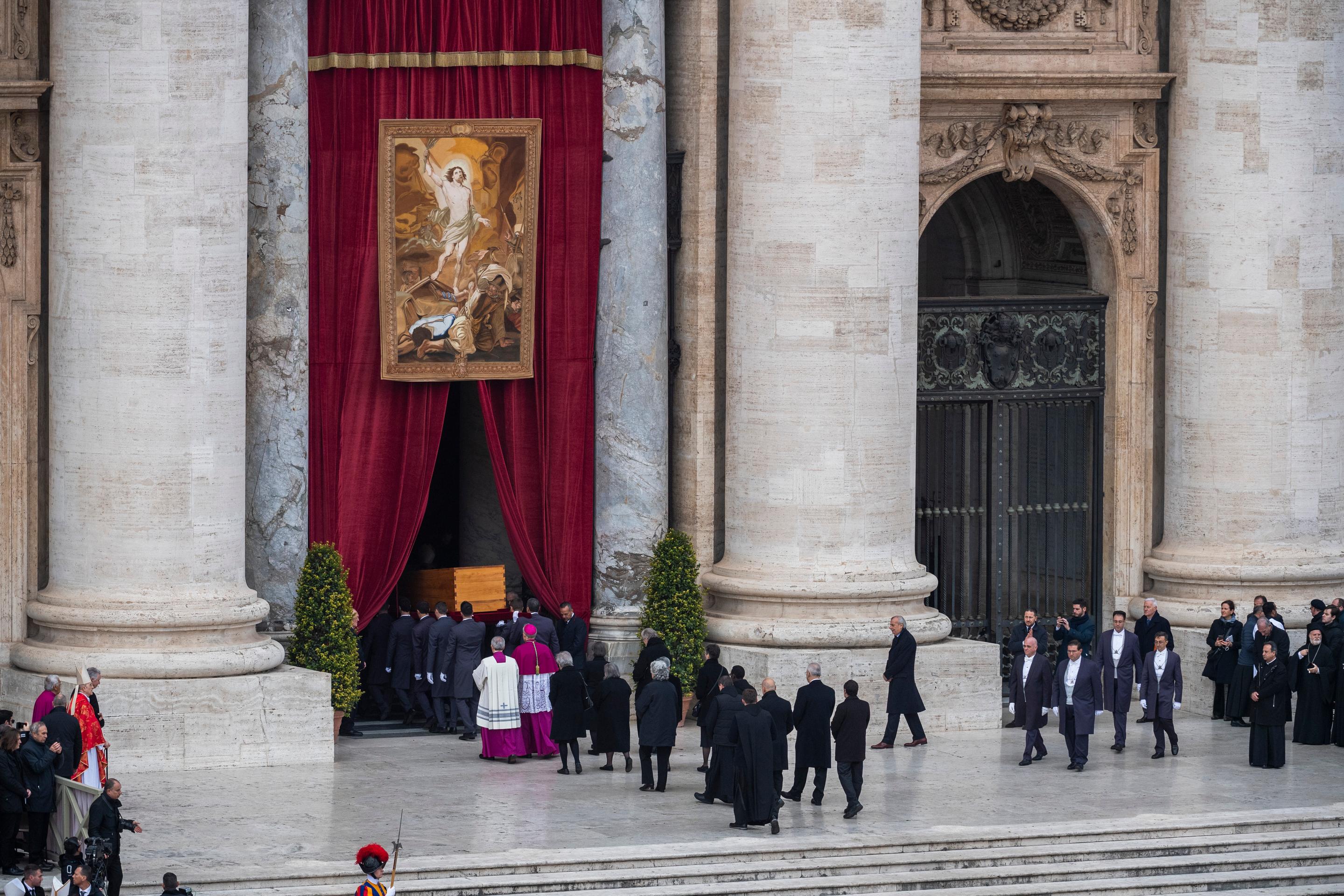 Na snímke truhlu s pozostatkami zosnulého emeritného pápeža Benedikta XVI. odnášajú do Baziliky sv. Petra po skončení pohrebnej omše.