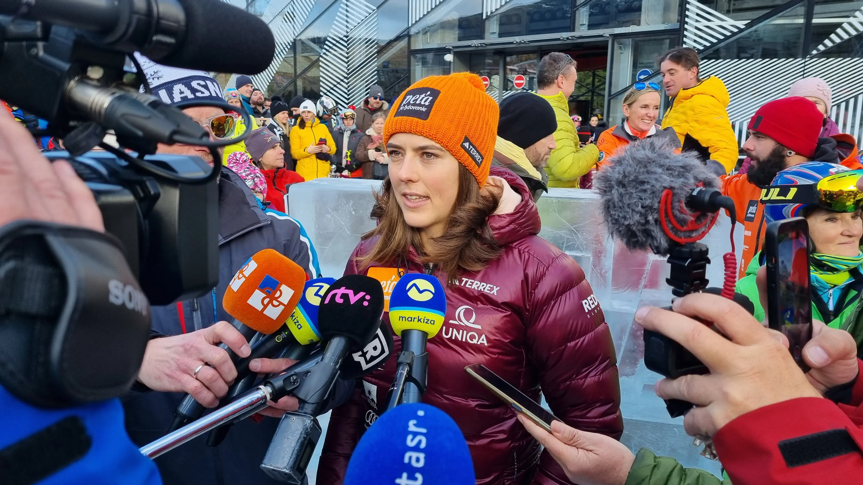 Petra Vlhová otvorila zimnú turistickú sezónu na Liptove.