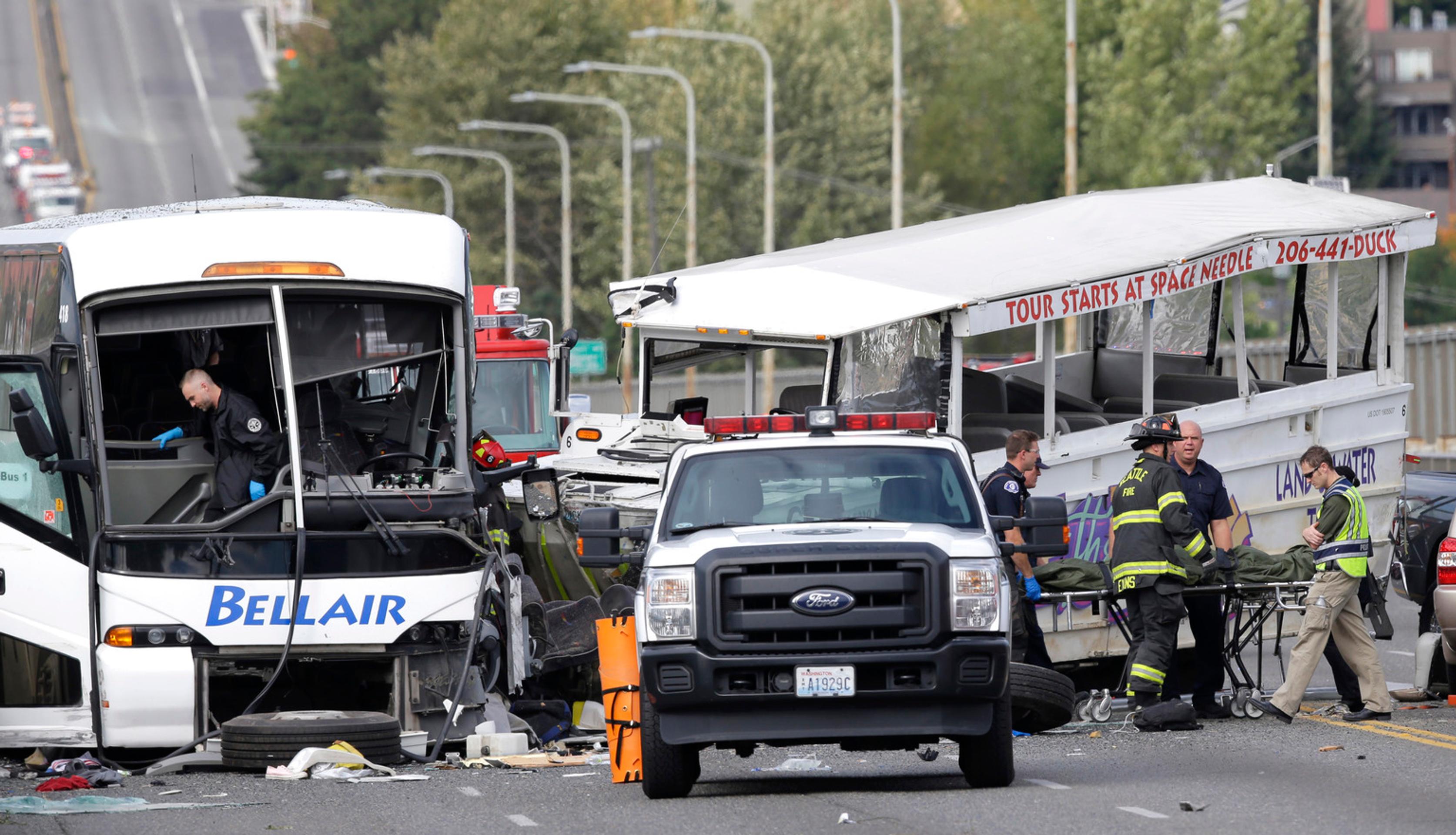 Záchranári vyprosťujú z autobusu telá obetí
