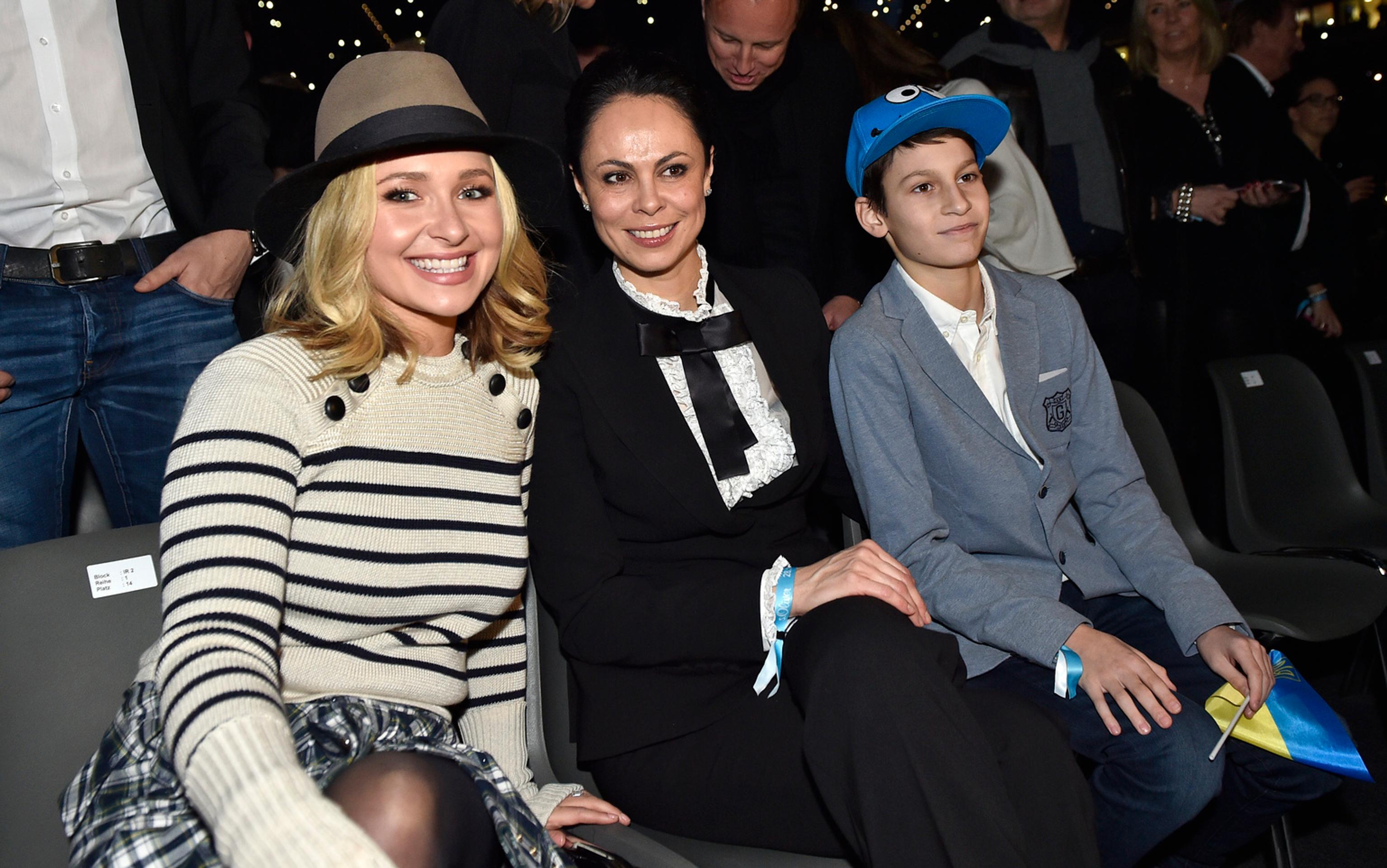 Zľava: Manželka Vladimira Klička Hayden Panettiere s manželkou Vitalij Klička Nataliou.