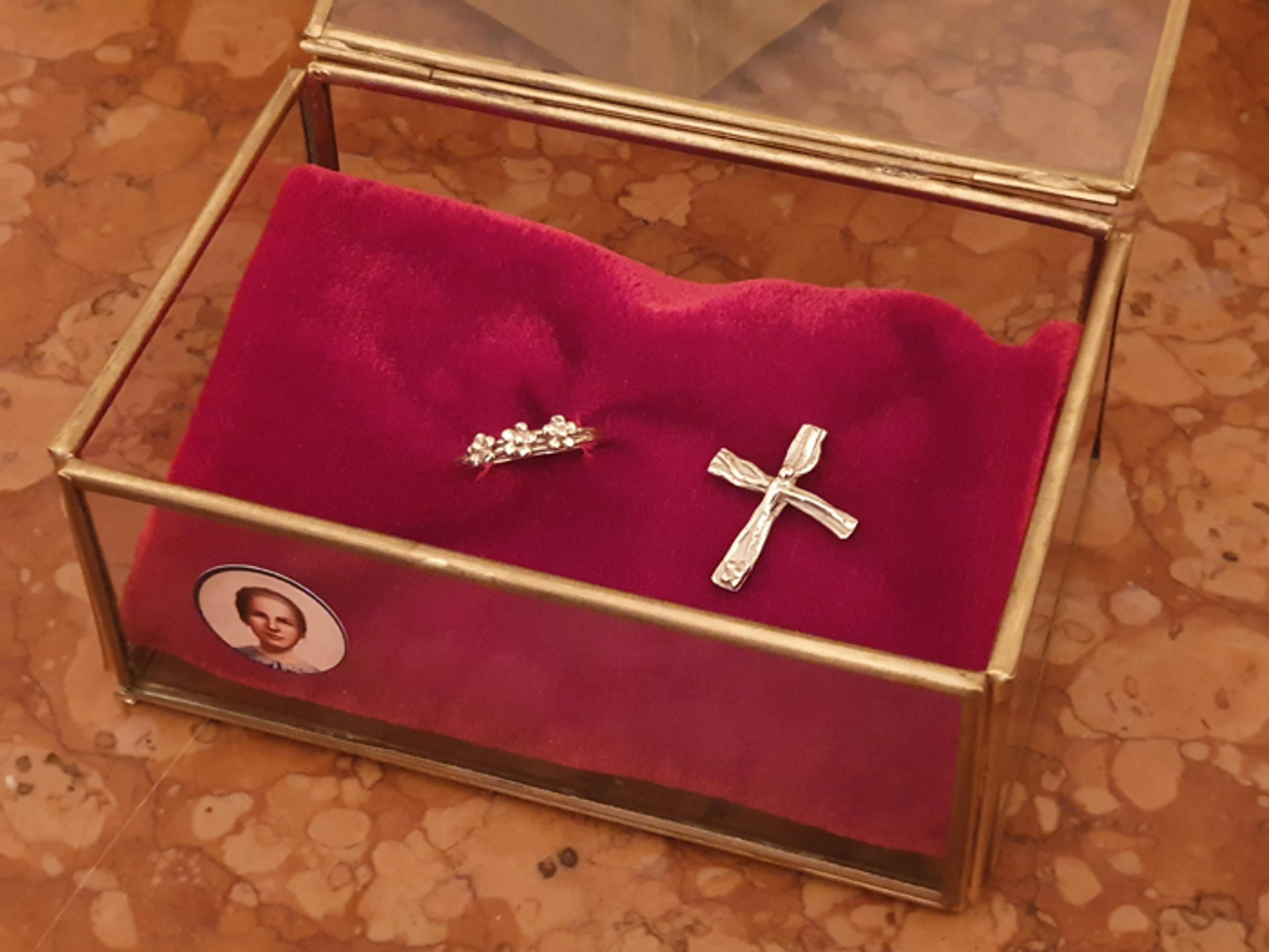 Jeden z košických darov pre pápeža - prstienok a krížik od mladých z bieleho zlata.