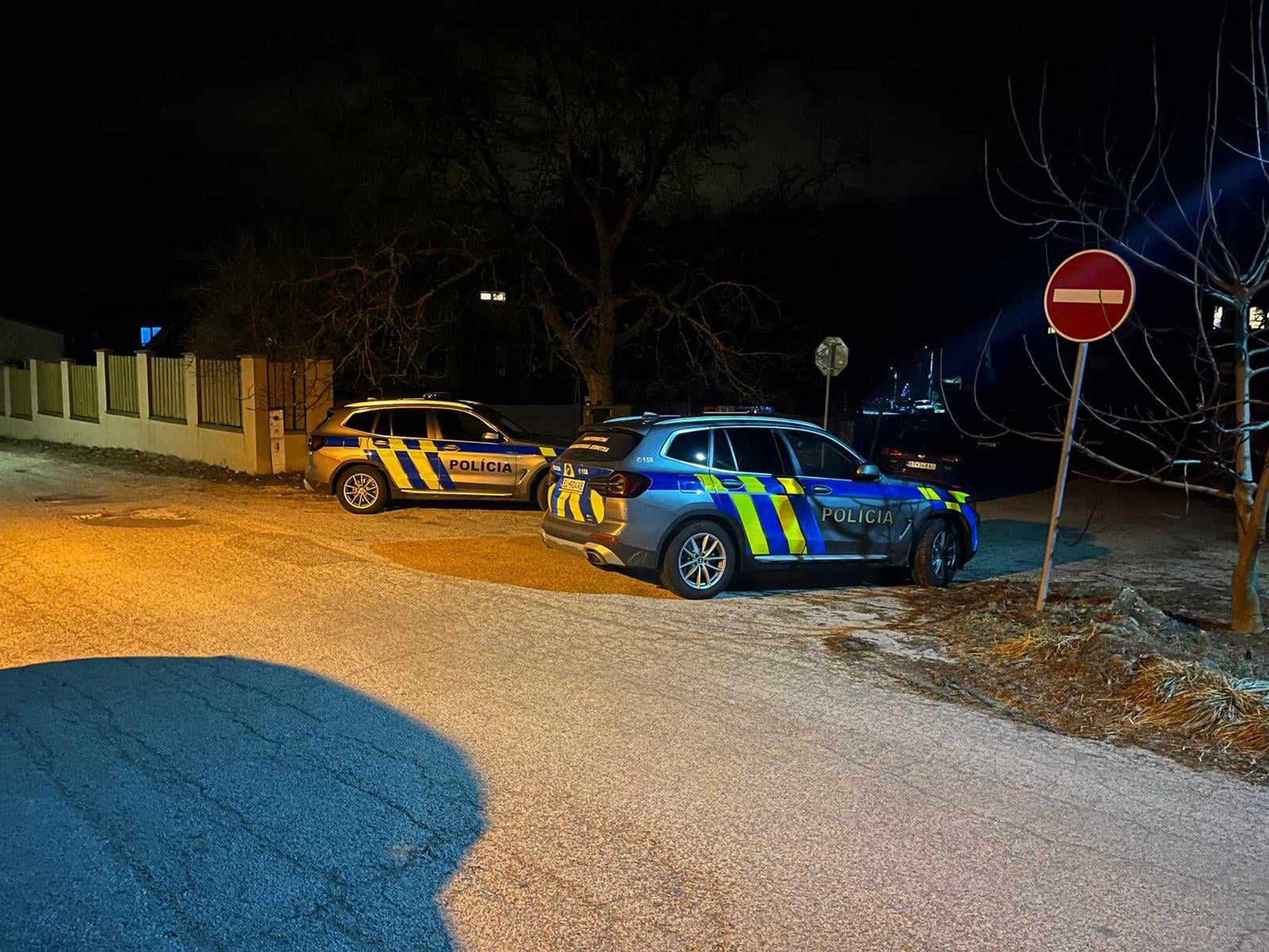 Polícia ohradila miesto činu páskami.